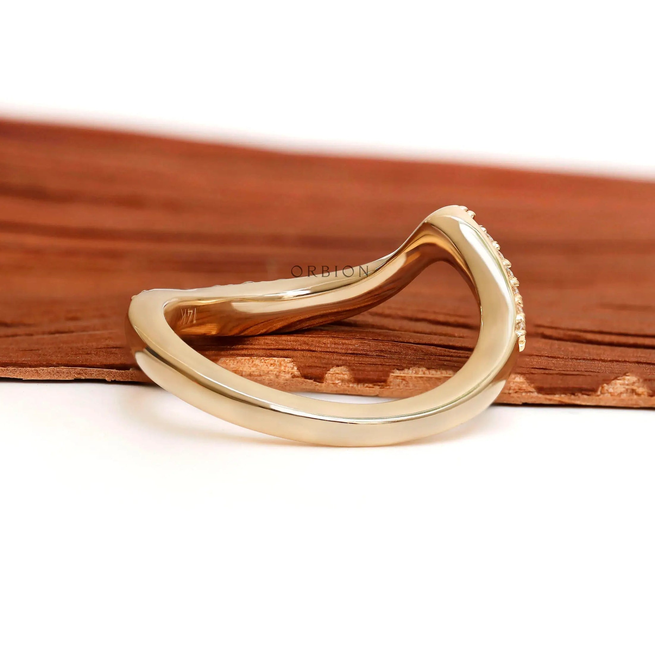Side profile of curved diamond wedding band