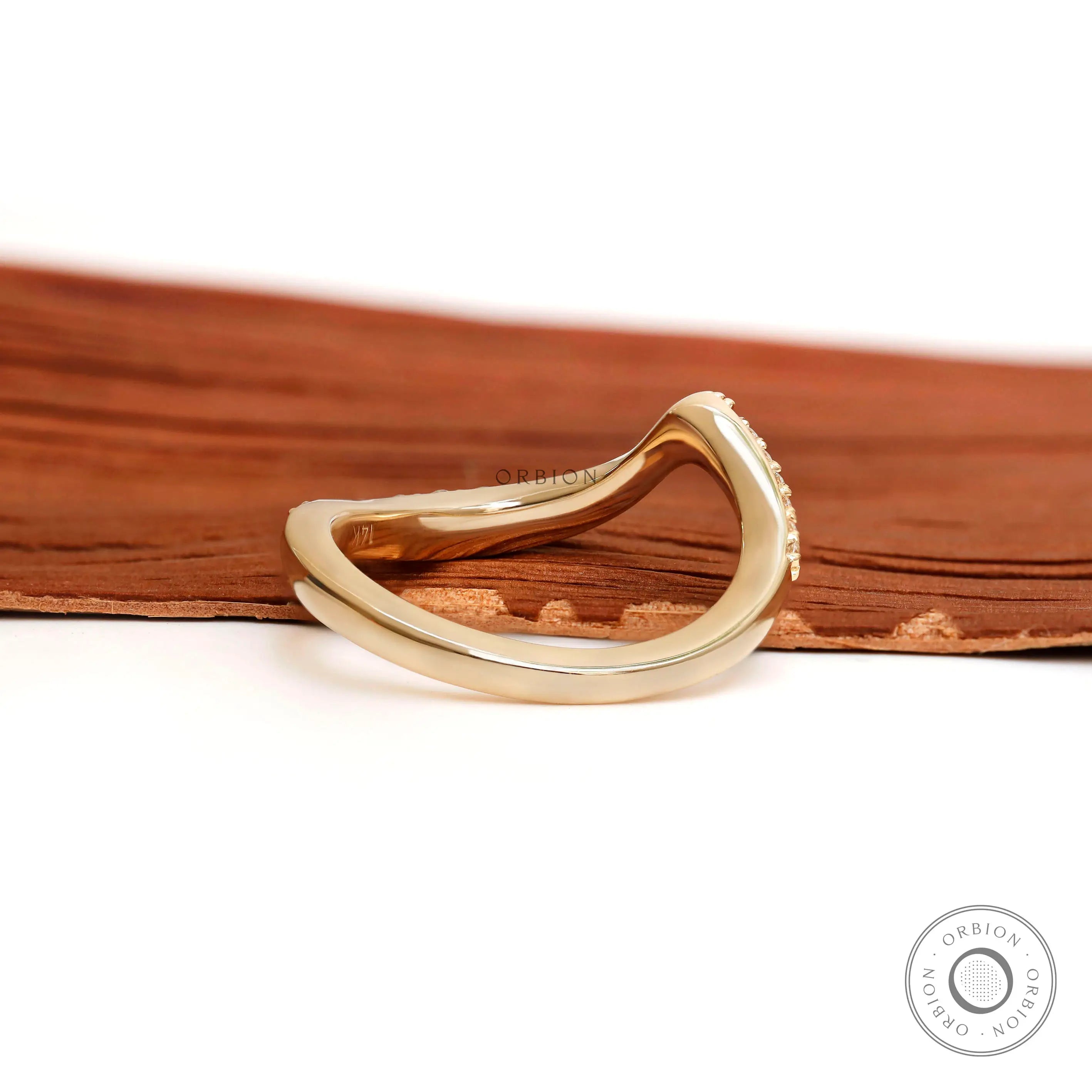Side profile of curved diamond wedding band