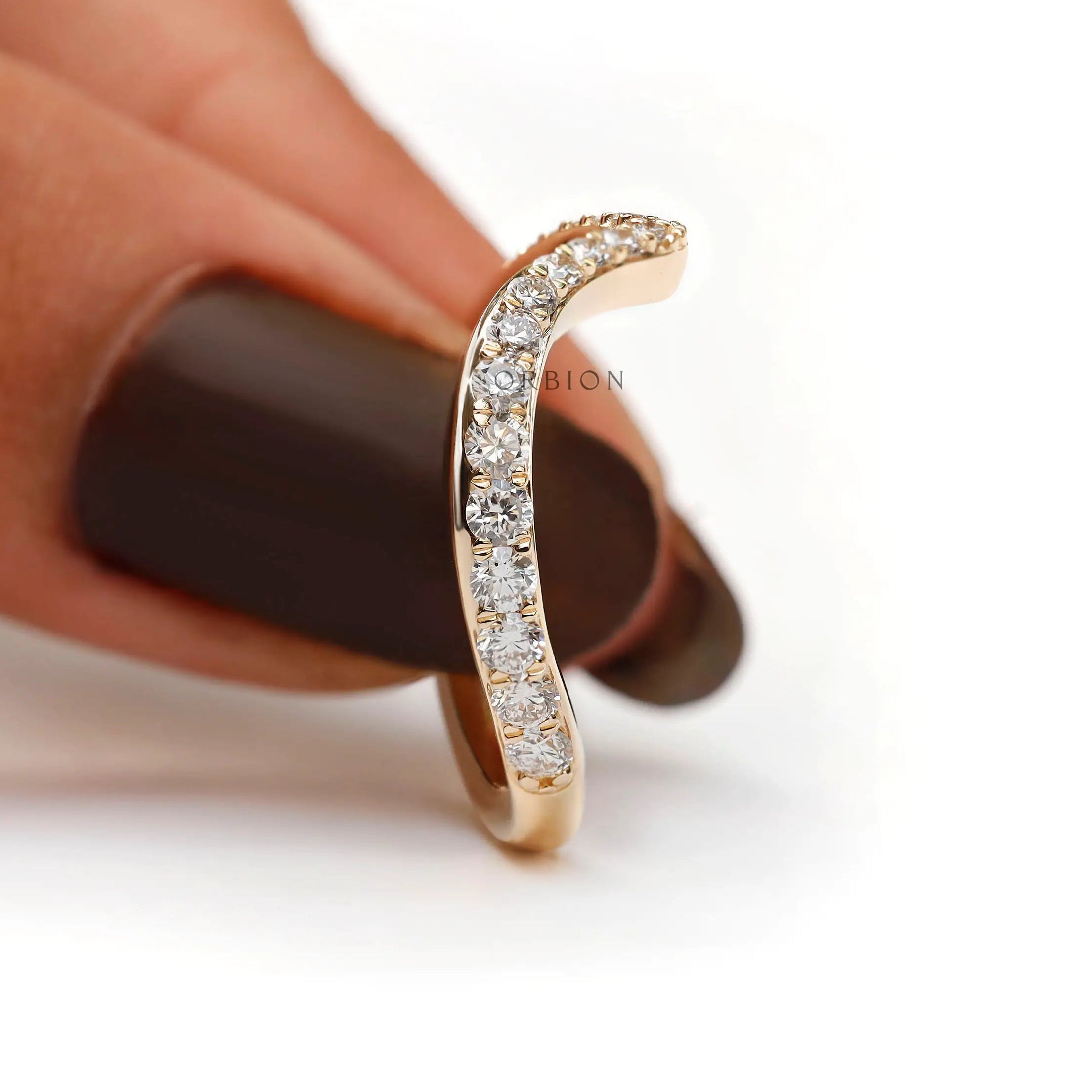 Smooth curve design of the diamond wedding band