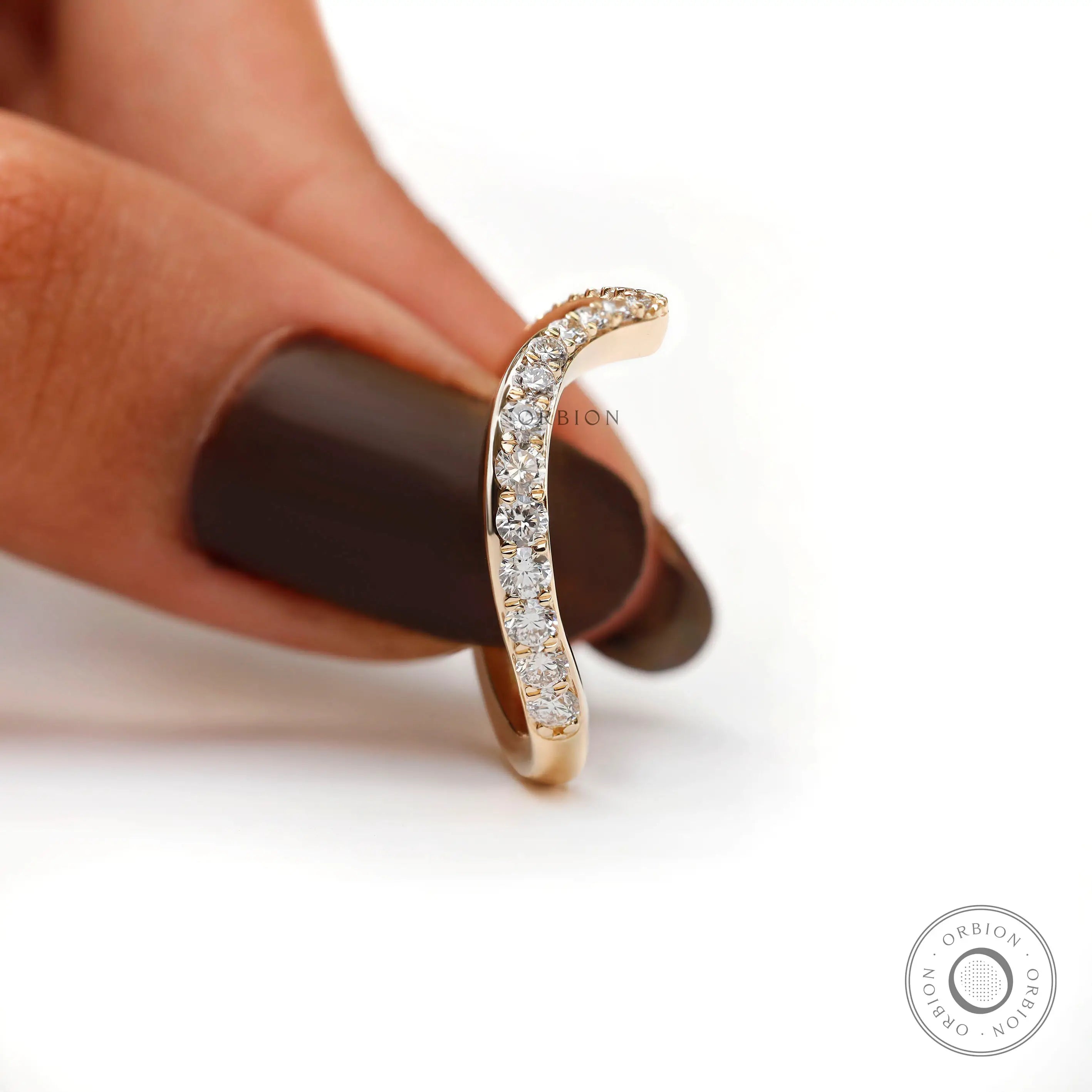 Smooth curve design of the diamond wedding band