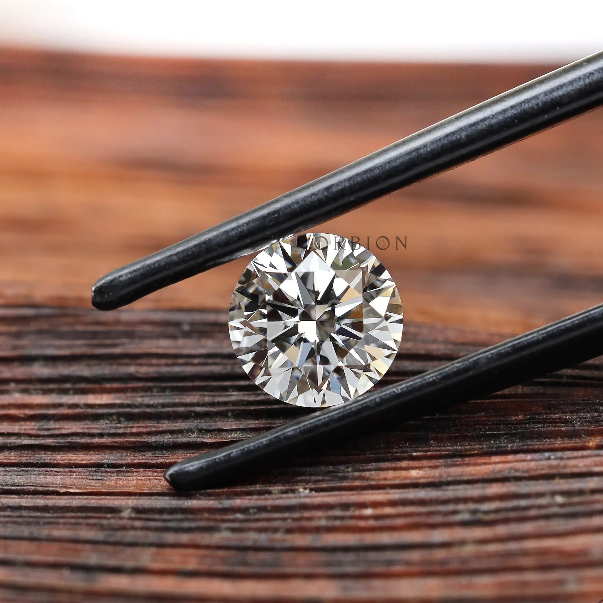 Profile view of round brilliant loose lab diamond