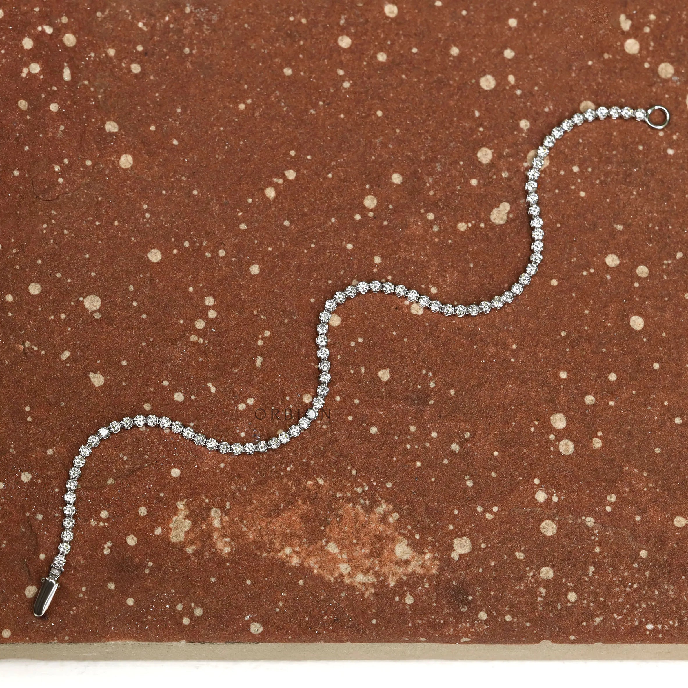 Diamond tennis bracelet, lightweight and elegant in 14k white gold for special occasions