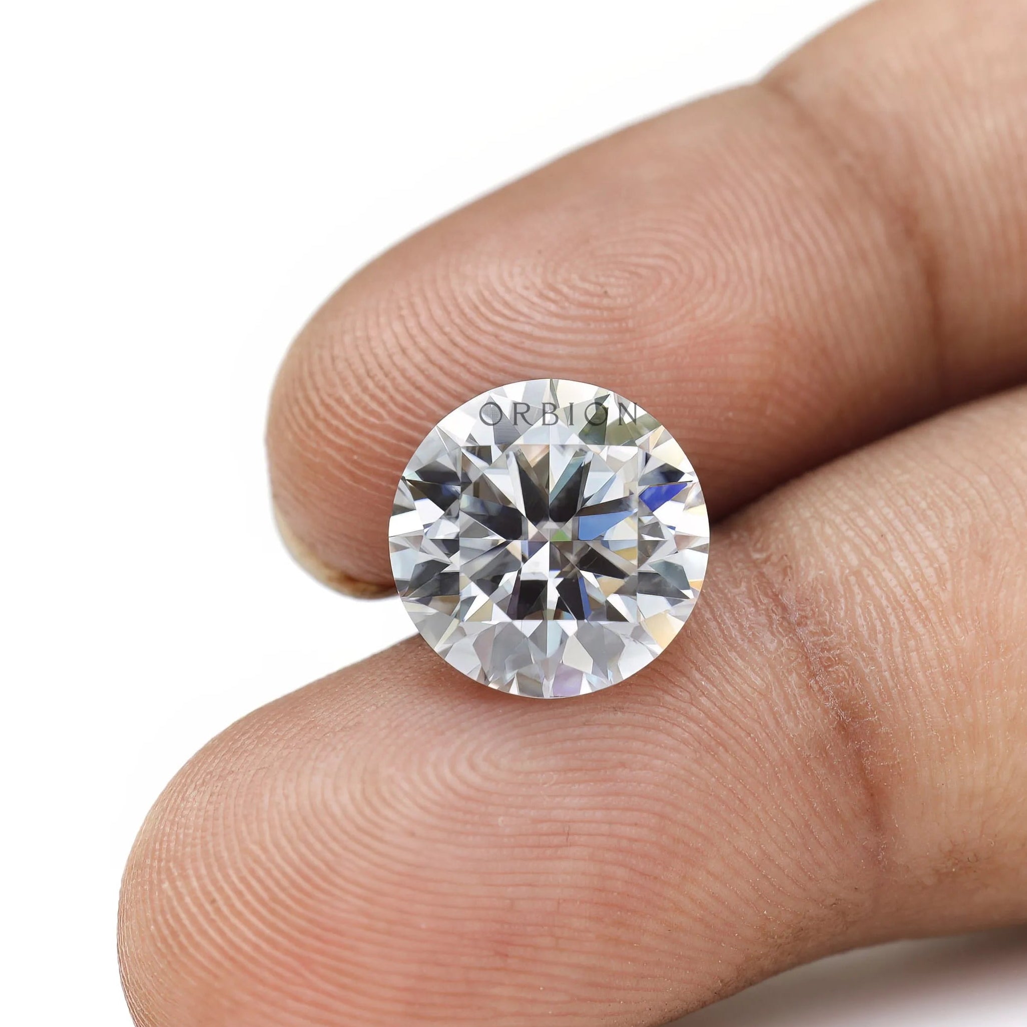 Round cut moissanite with high clarity and sparkle