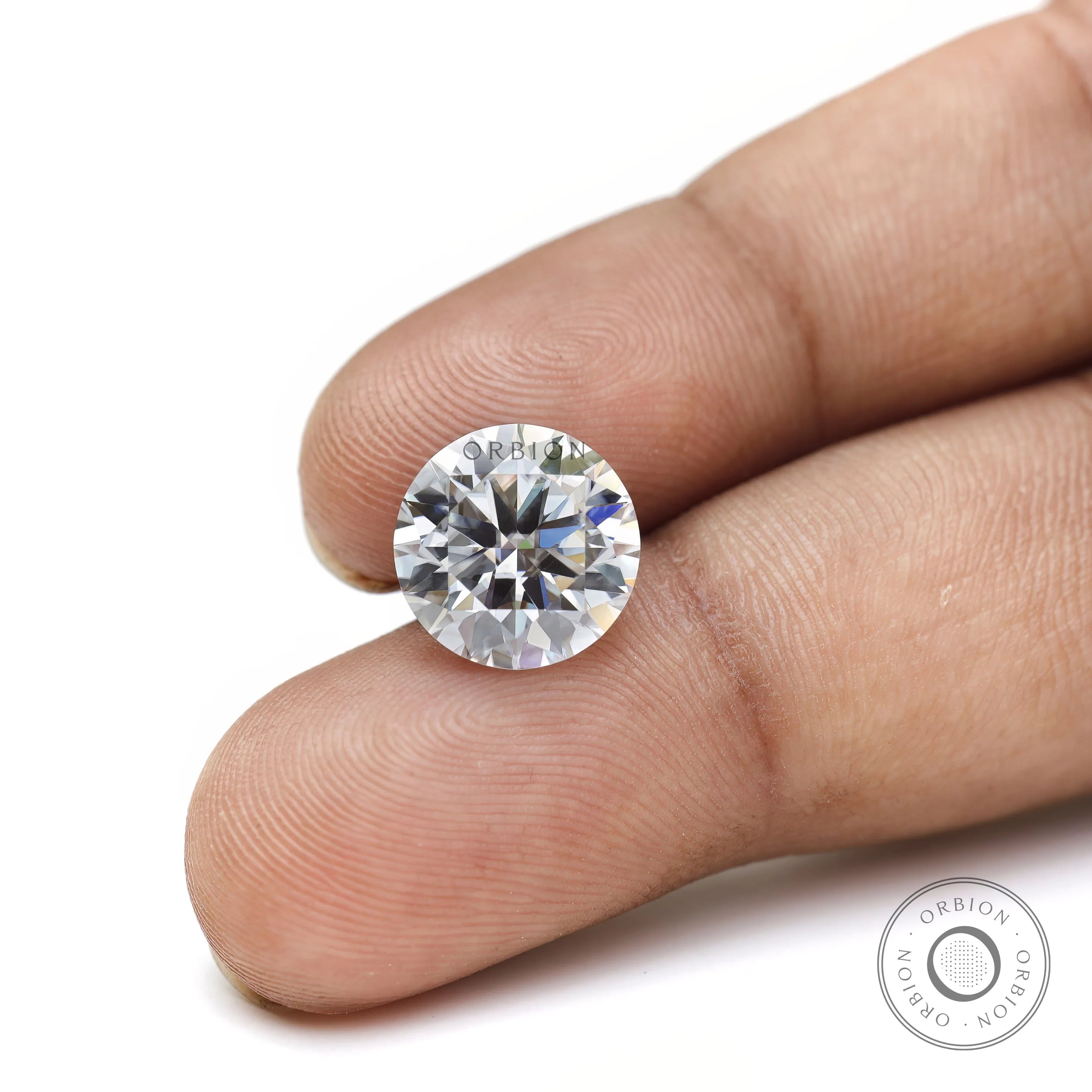 Round cut moissanite with high clarity and sparkle