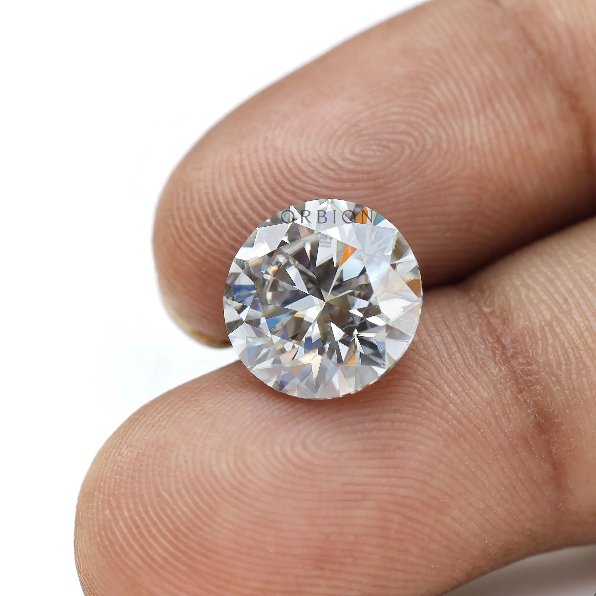 Round moissanite top view detailing