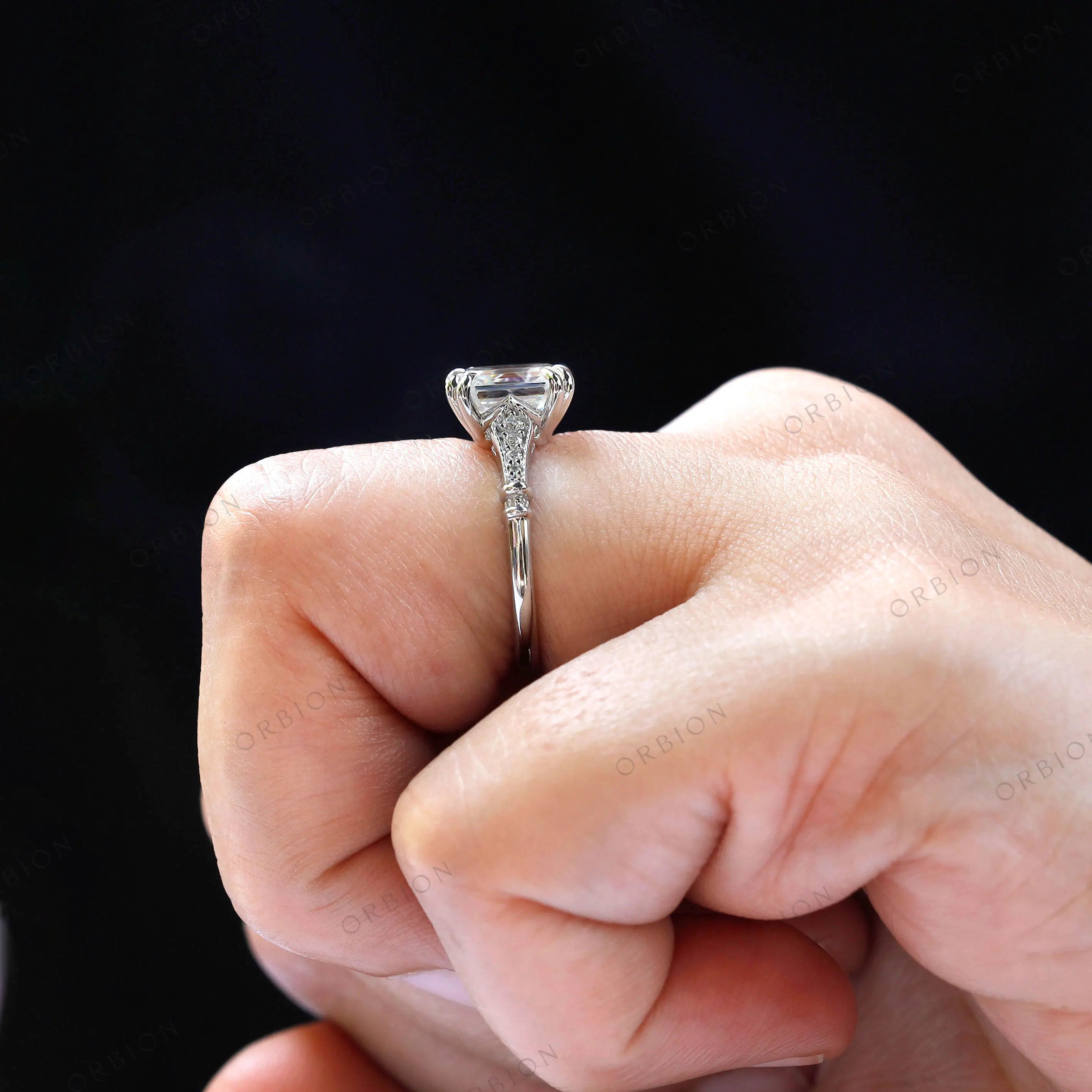 Side on-hand view showing cathedral band profile