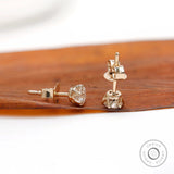 Side profile detailing crown basket prong setting