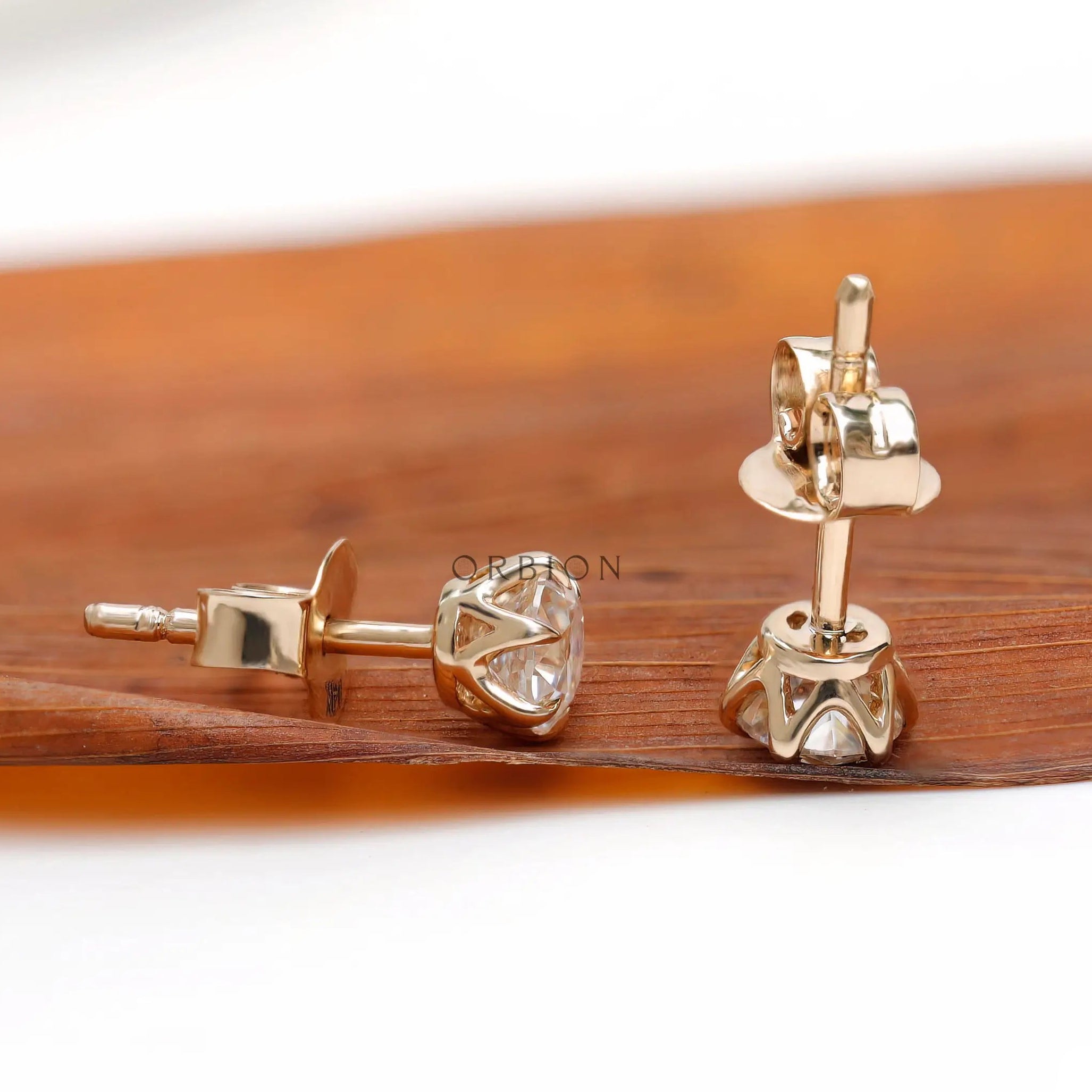 Side profile detailing crown basket prong setting