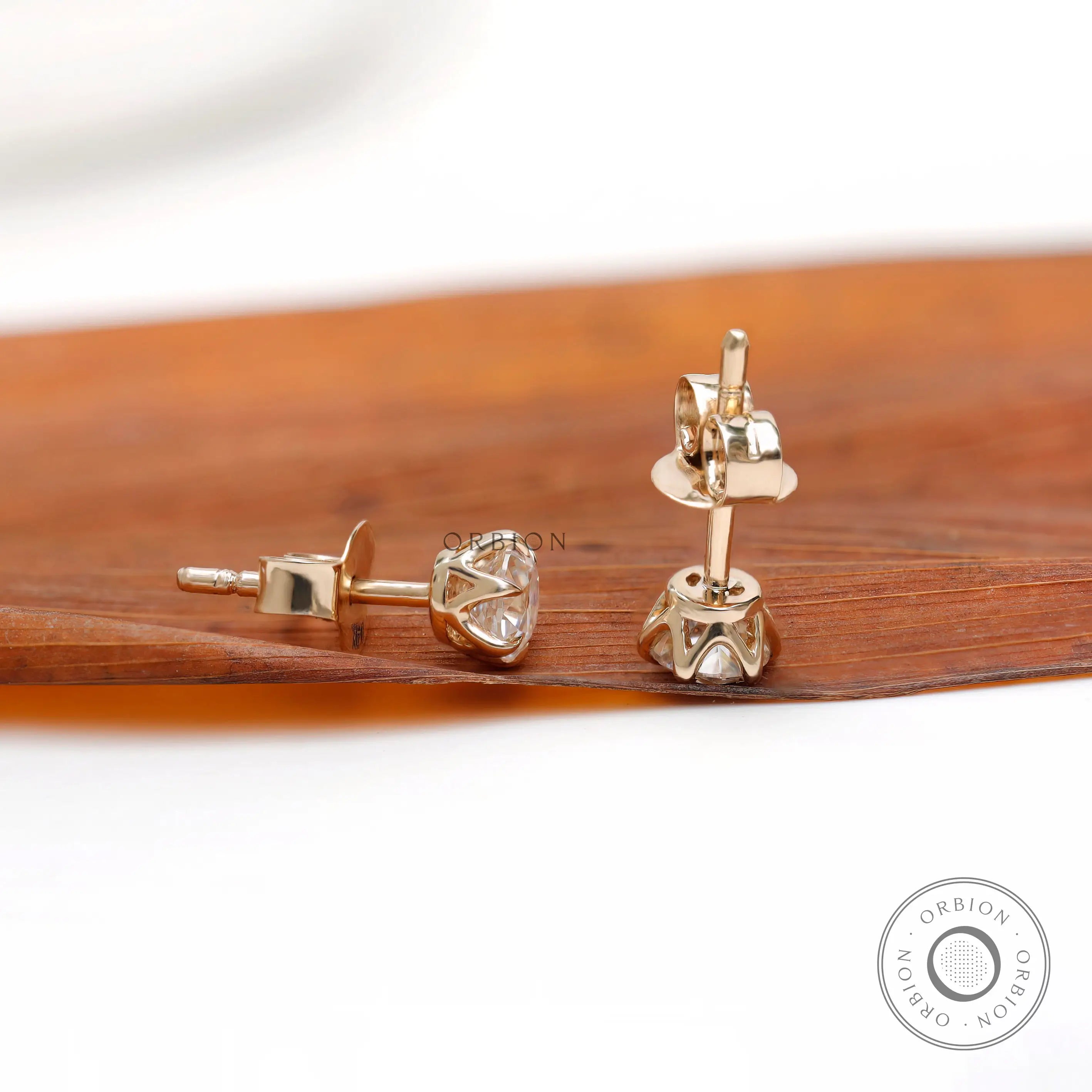 Side profile detailing crown basket prong setting
