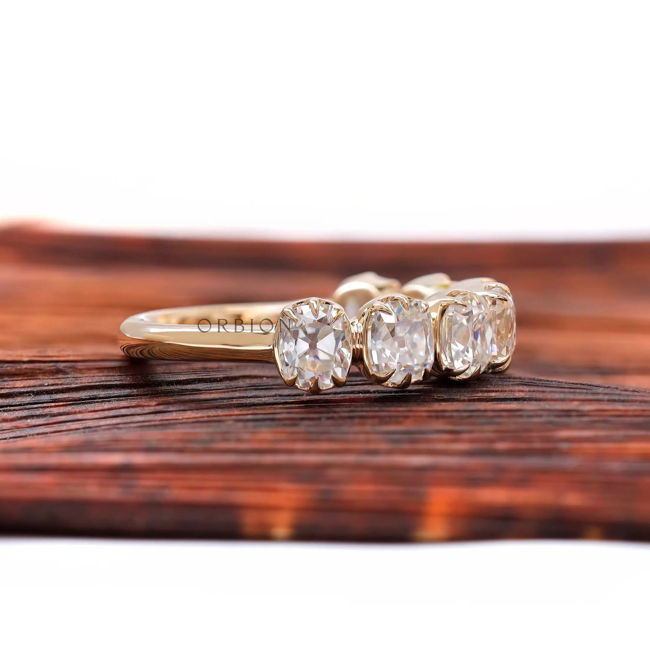 Angled side view of vintage style stacking band showing scalloped prongs.