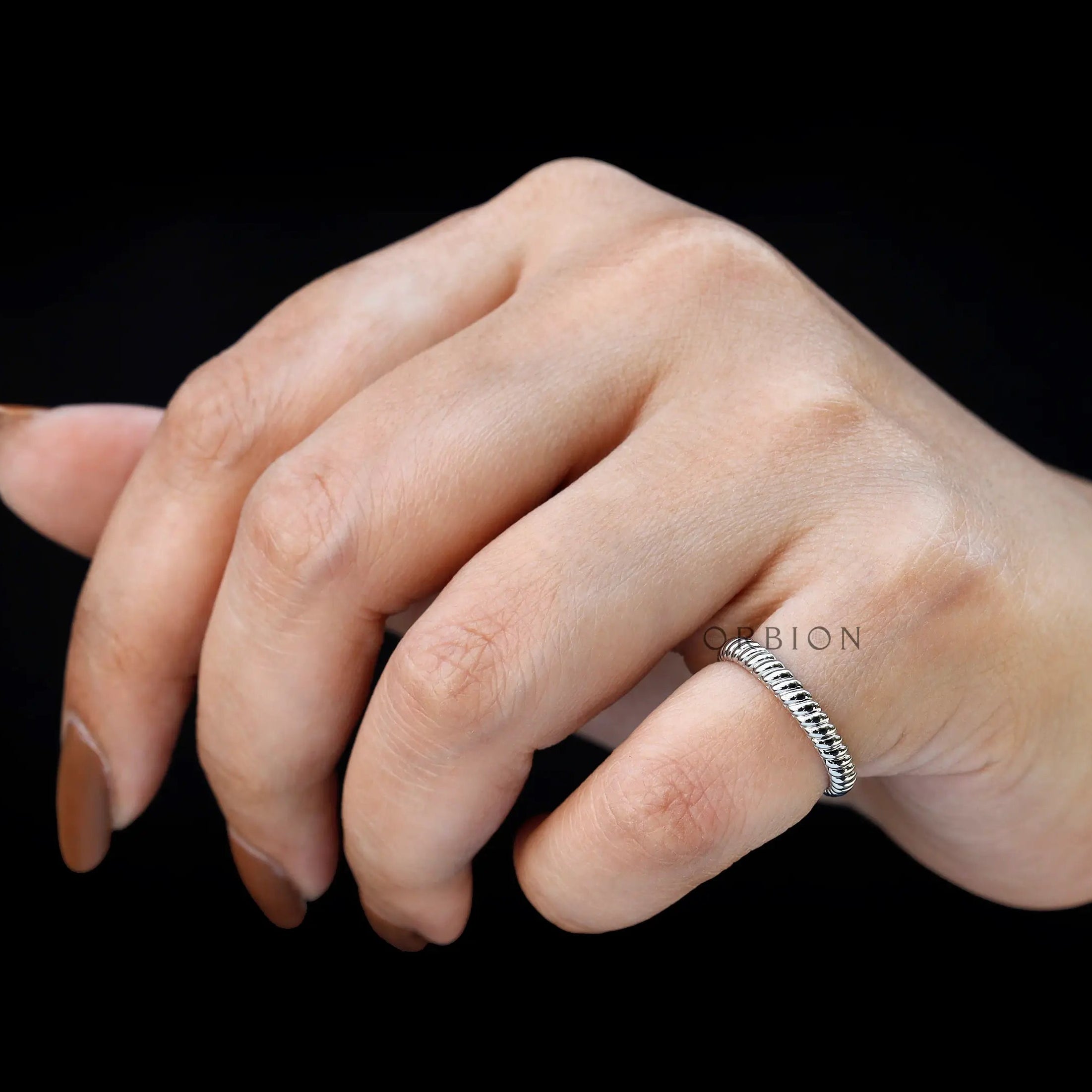 Glossy 3 mm twisted gold band close up