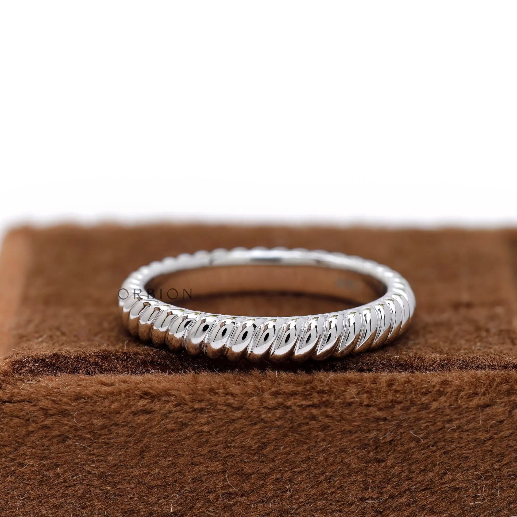 Classic twisted wedding band for men and women