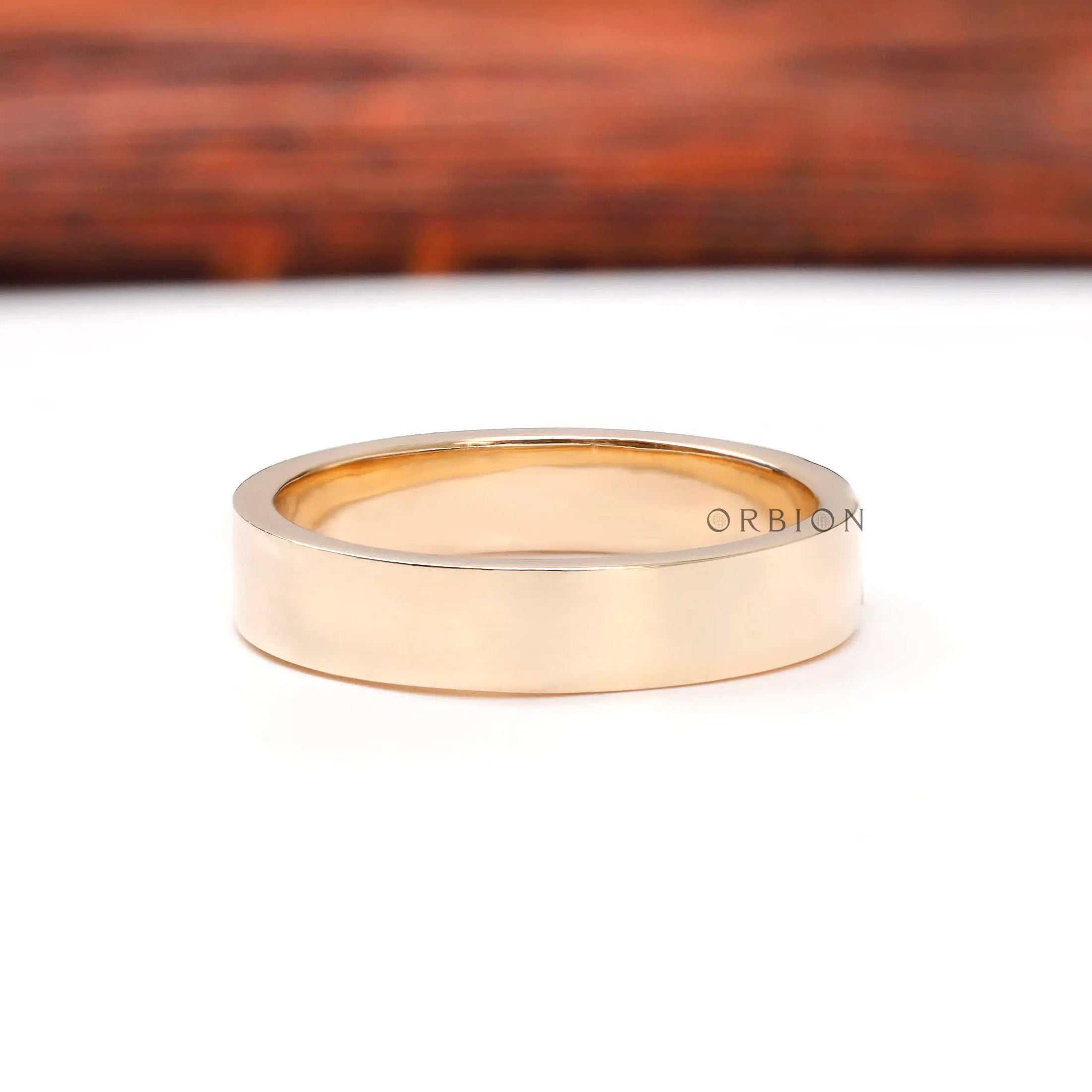 Back view of minimalist cigar band with smooth, high-polish finish.