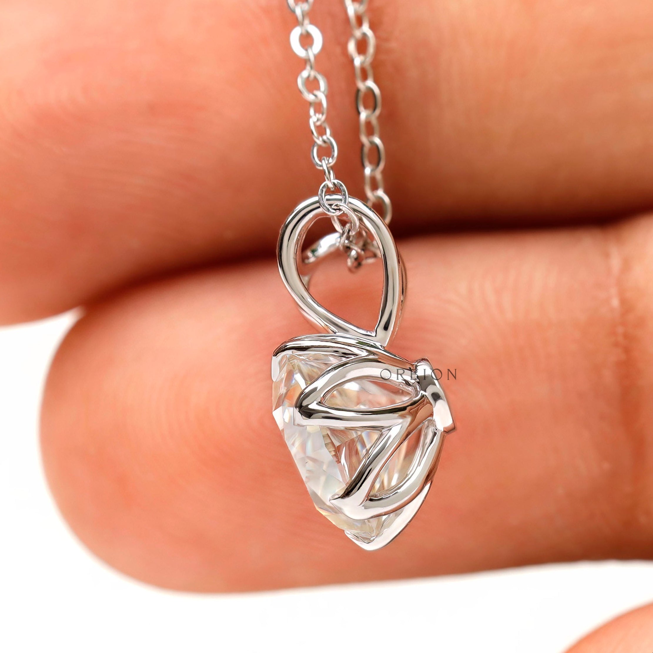 Refined tulip set round pendant in white gold