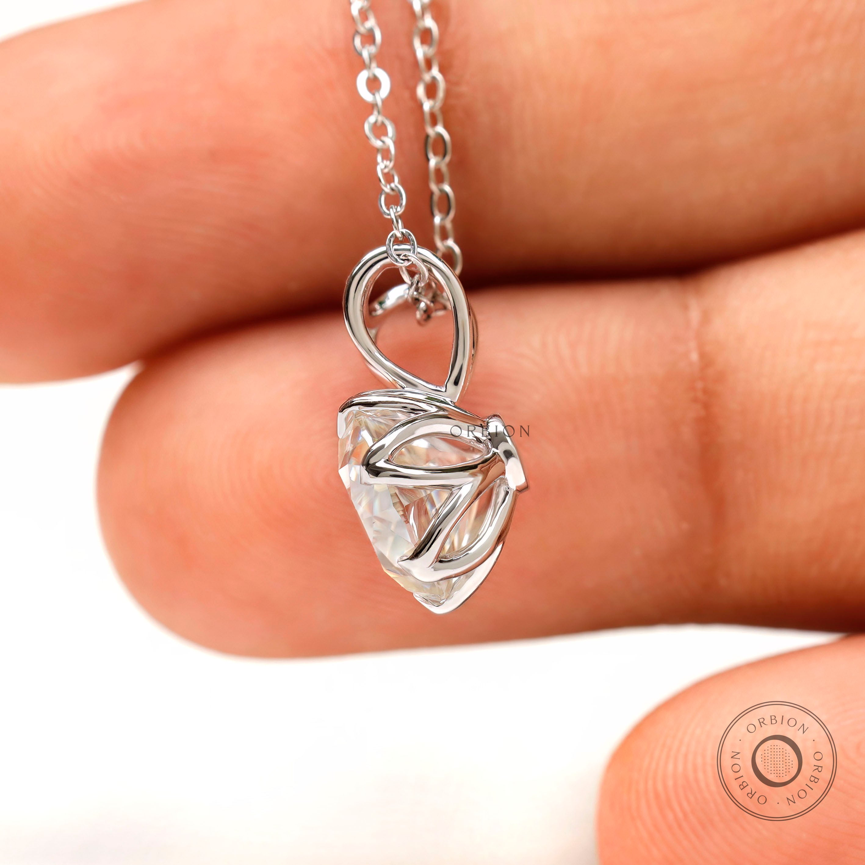 Refined tulip set round pendant in white gold