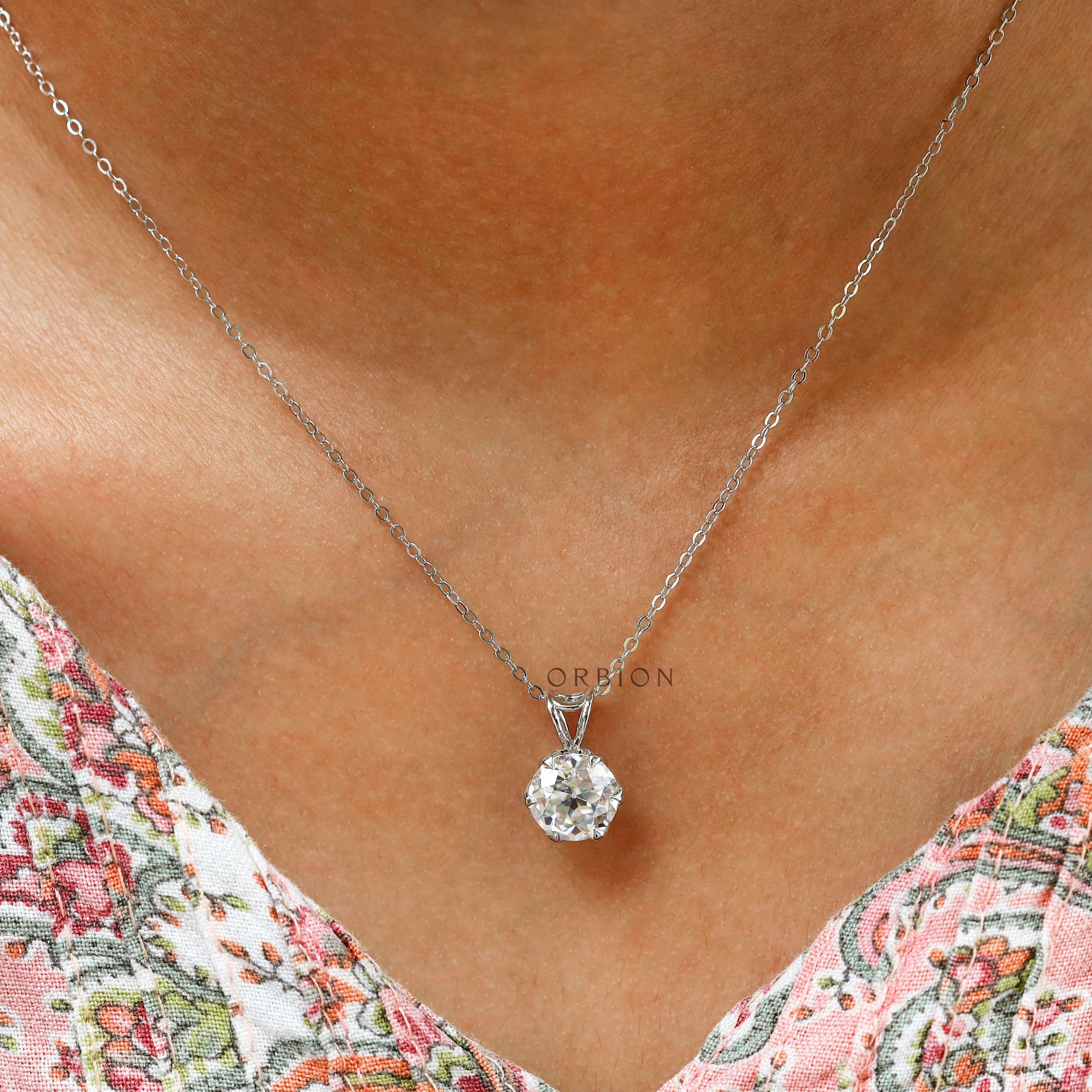 Timeless white gold solitaire pendant