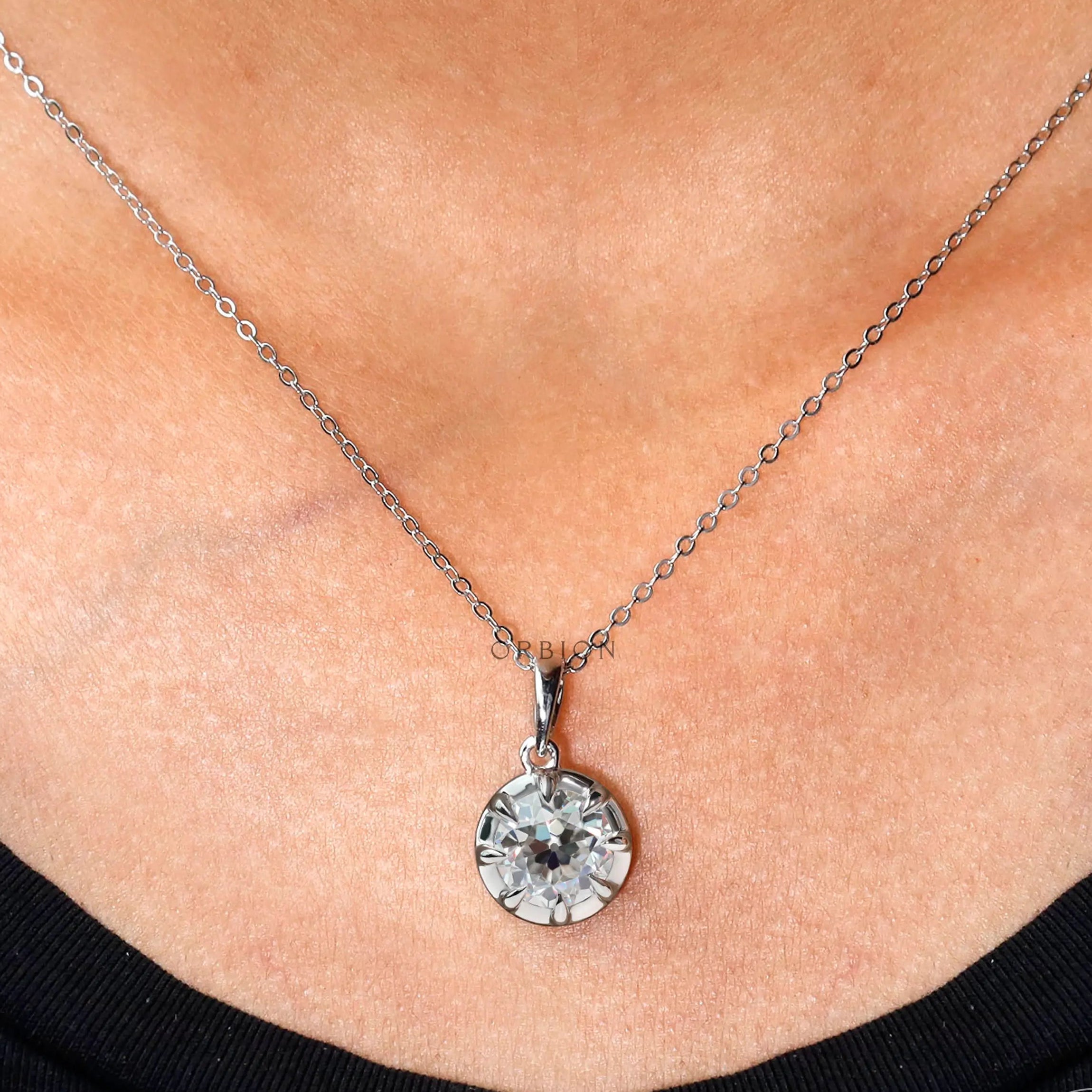 Classic white gold pendant with brilliant round stone