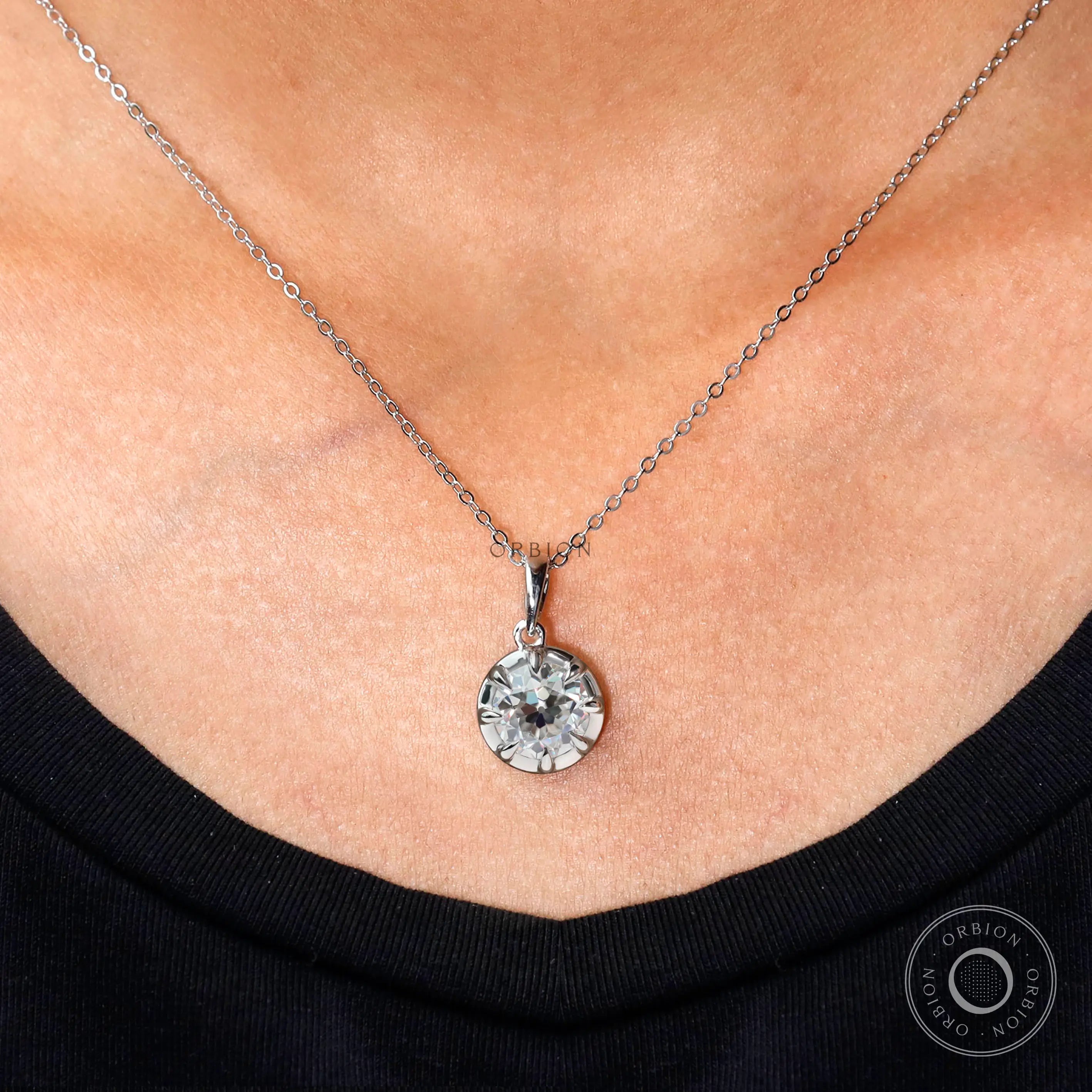 Classic white gold pendant with brilliant round stone