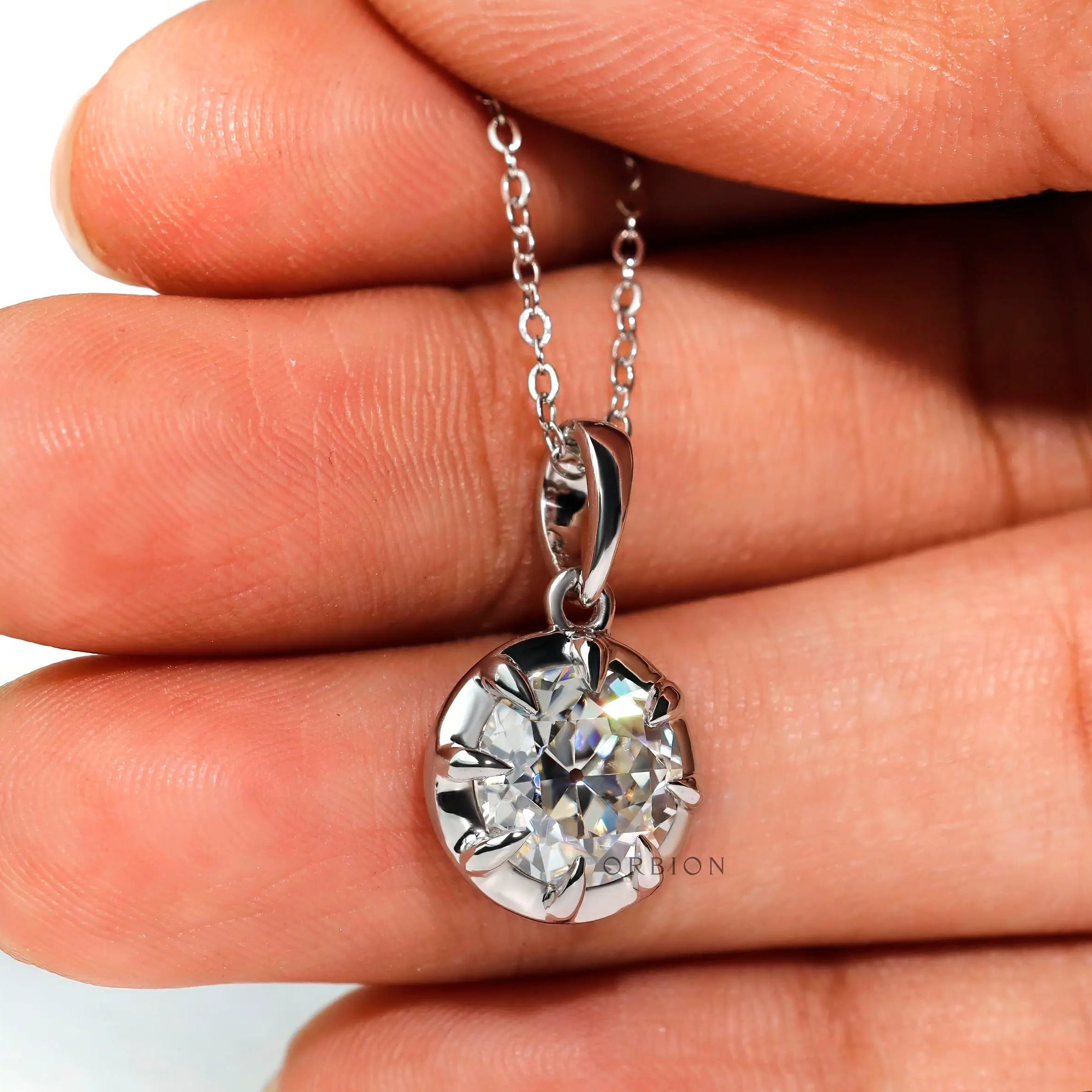 Antique inspired round diamond pendant minimal design