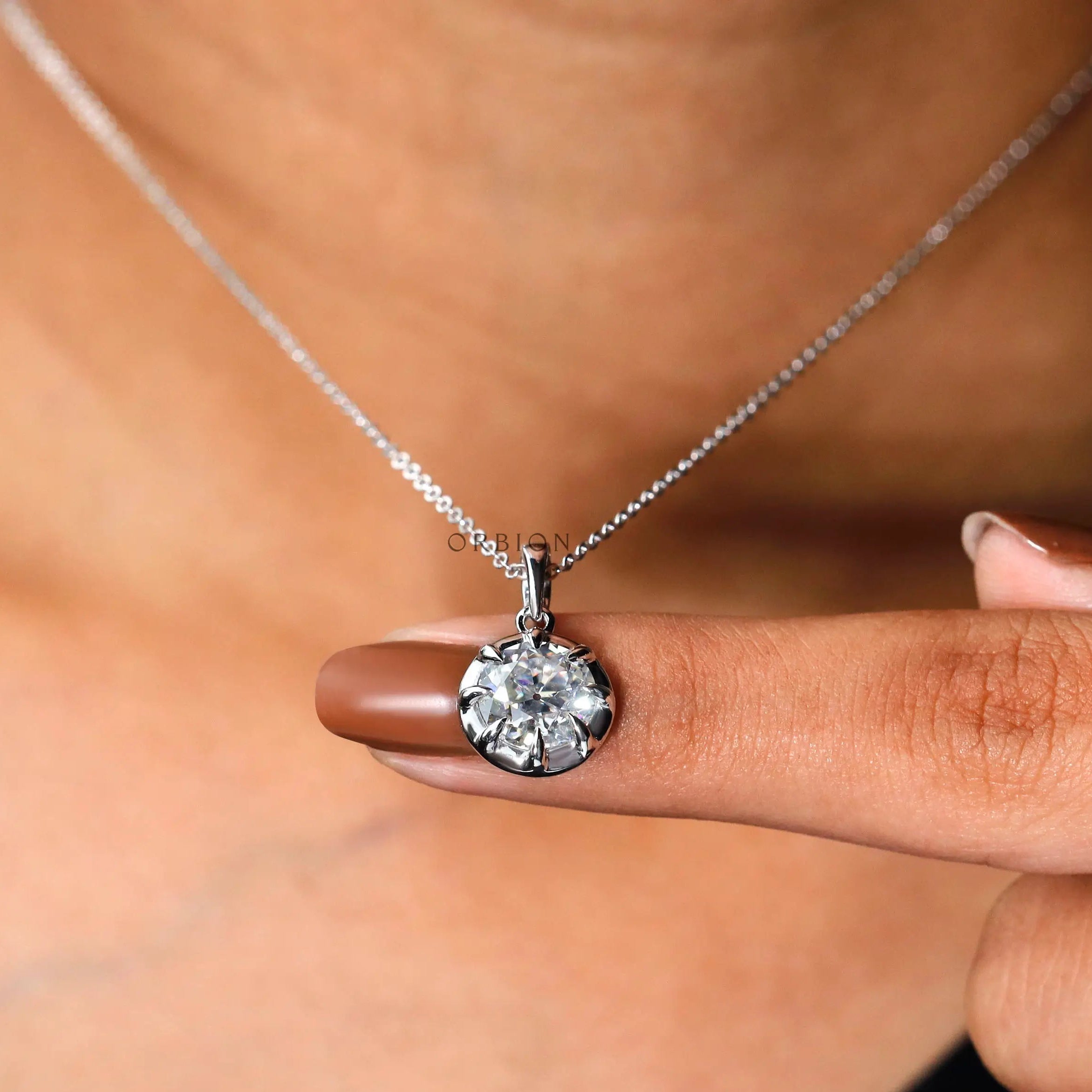 Elegant solitaire pendant for everyday wear