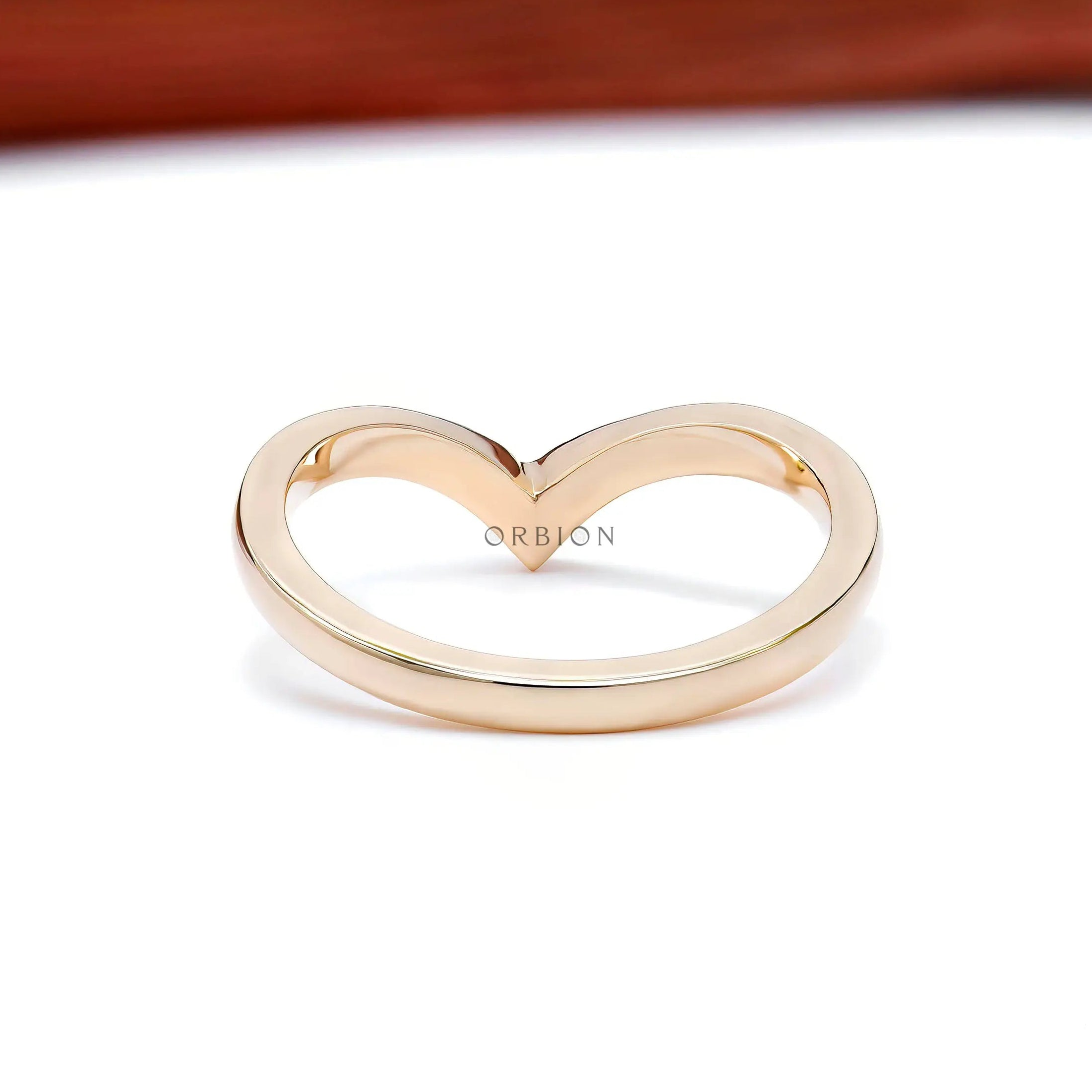 Back view highlighting smooth chevron curve and slim plain band.