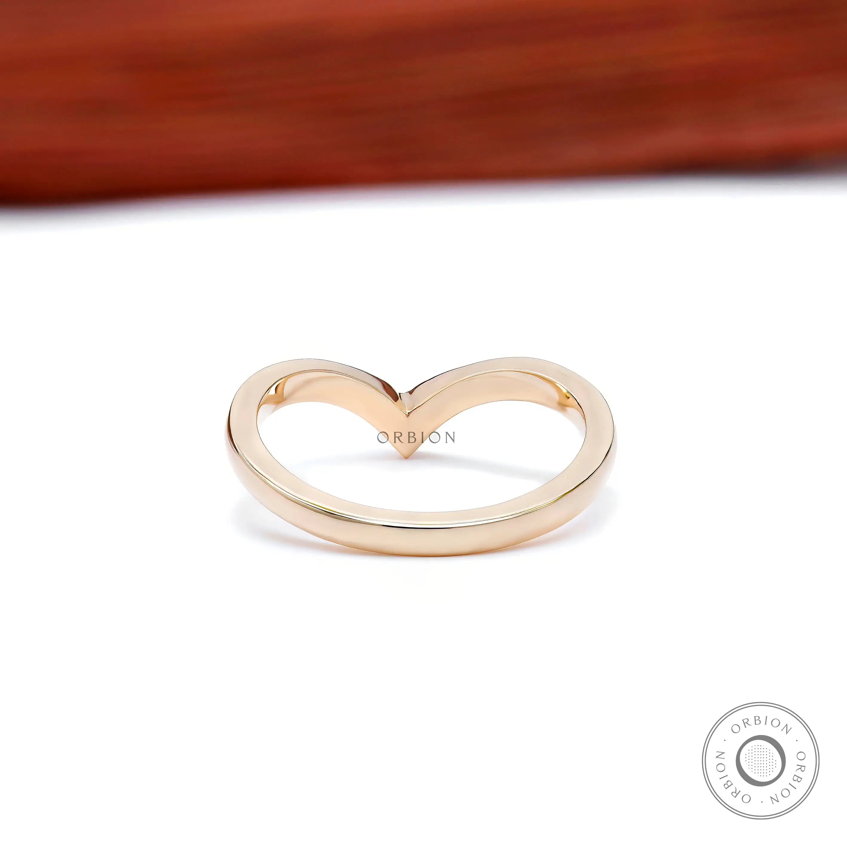 Back view highlighting smooth chevron curve and slim plain band.
