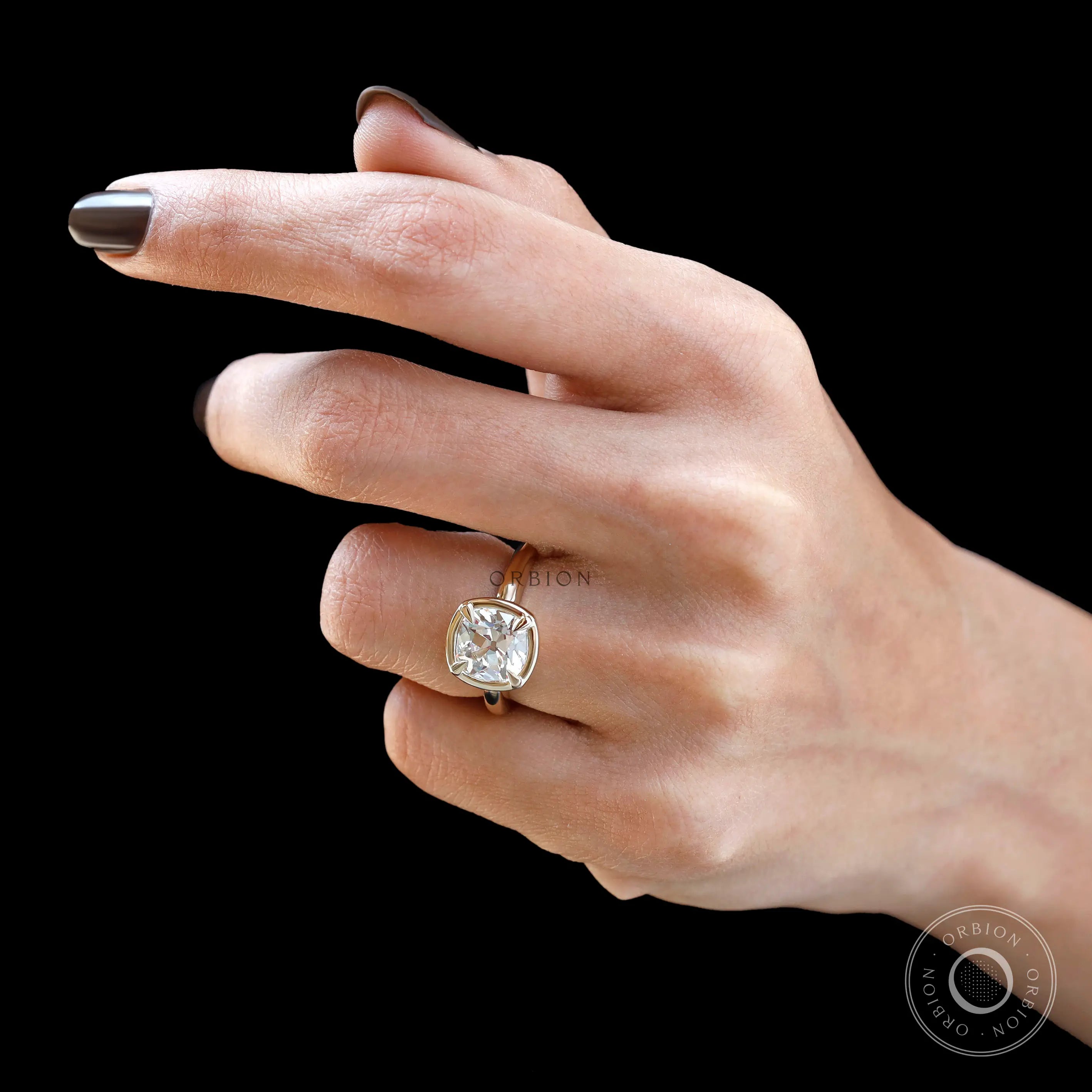 Elegant vintage yellow gold engagement ring for women