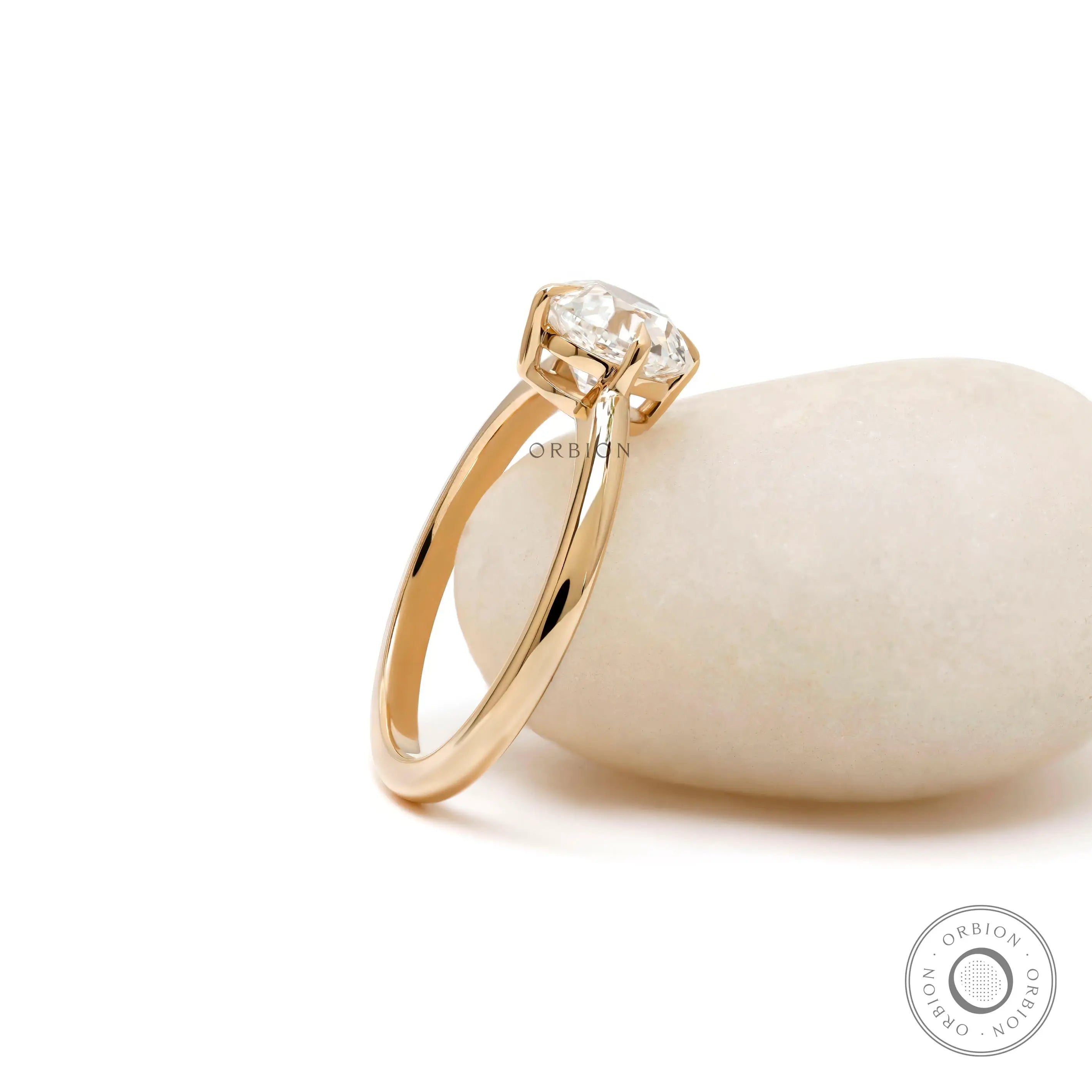 18k yellow gold solitaire ring side profile detail