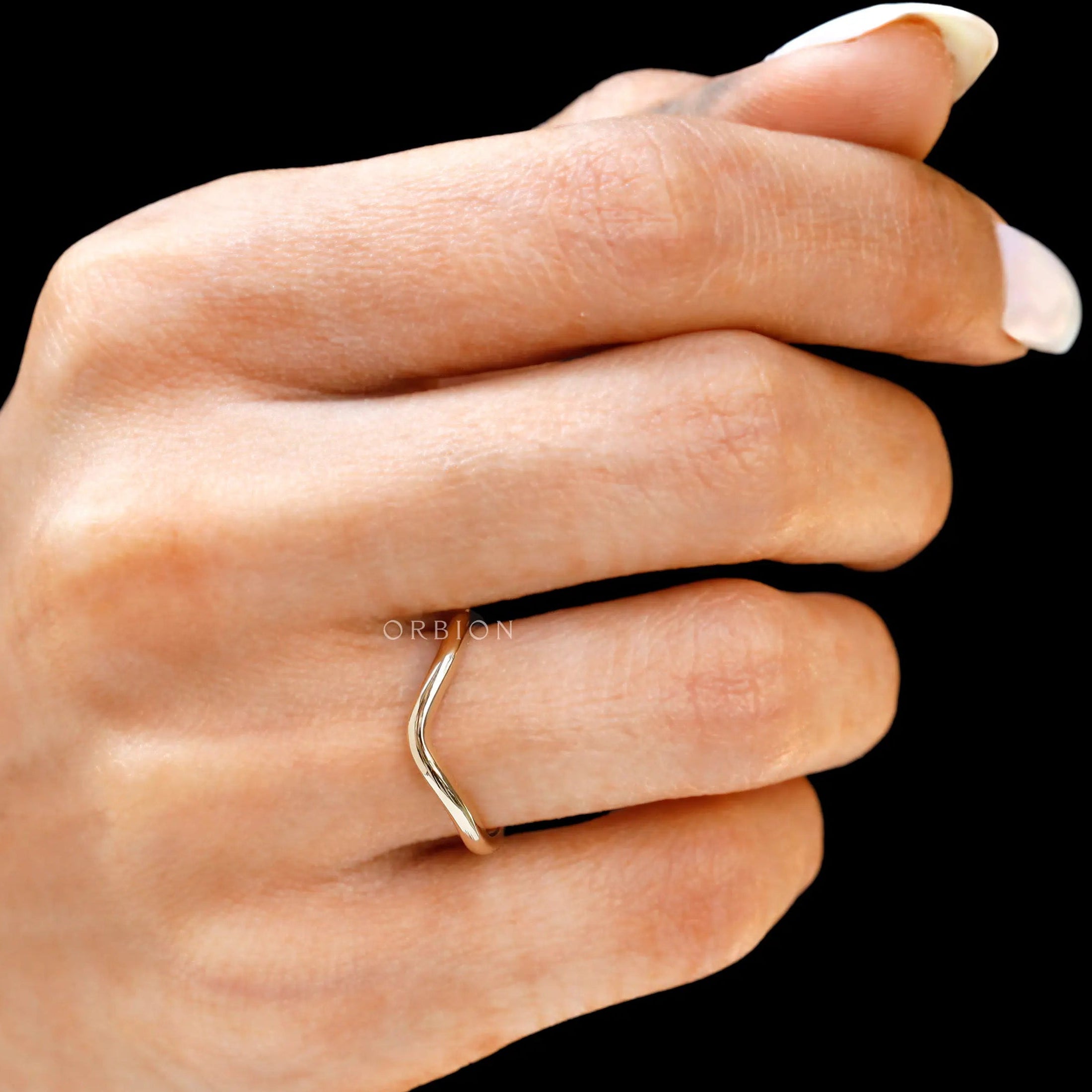 minimal everyday gold ring close detail