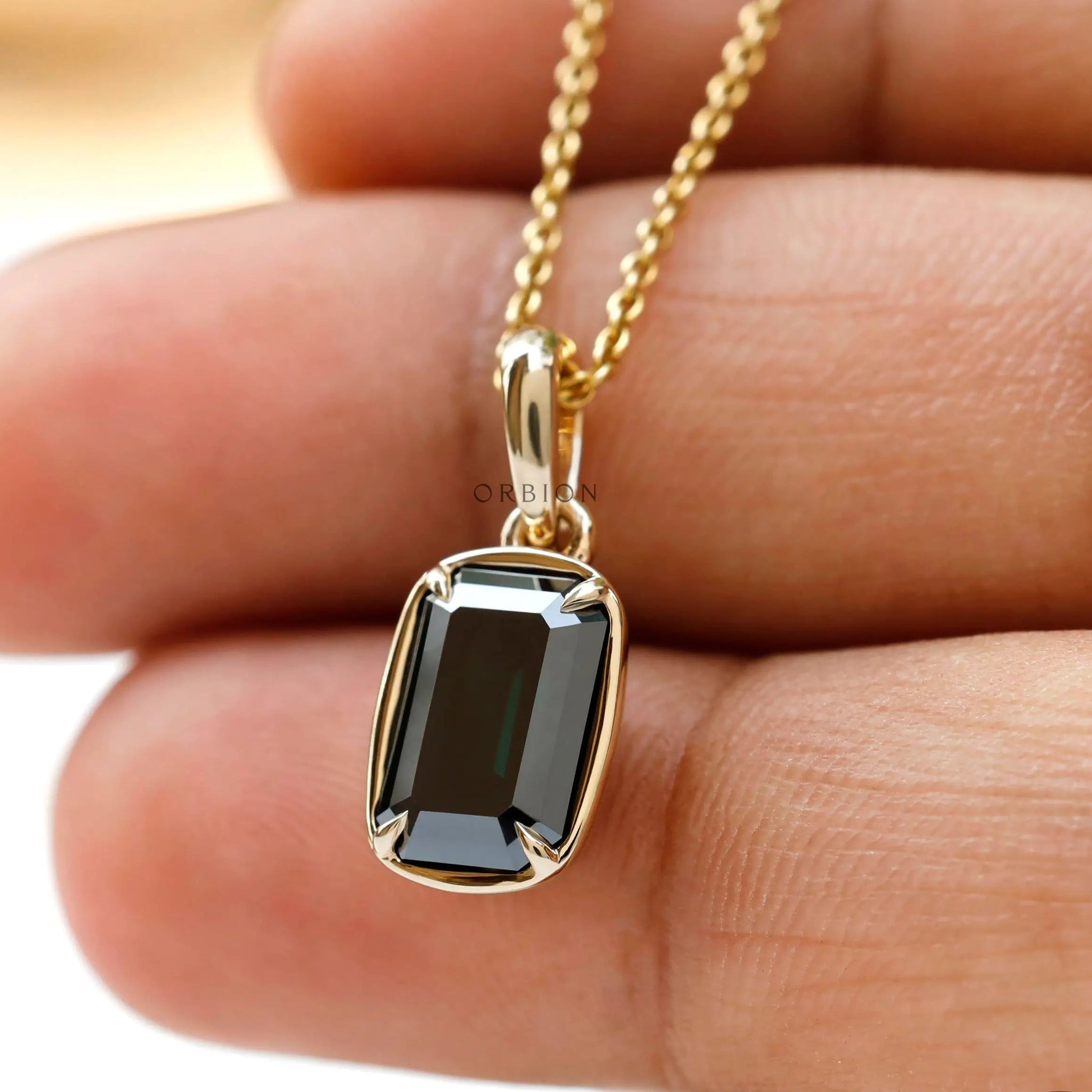 Dark green emerald cut yellow gold pendant