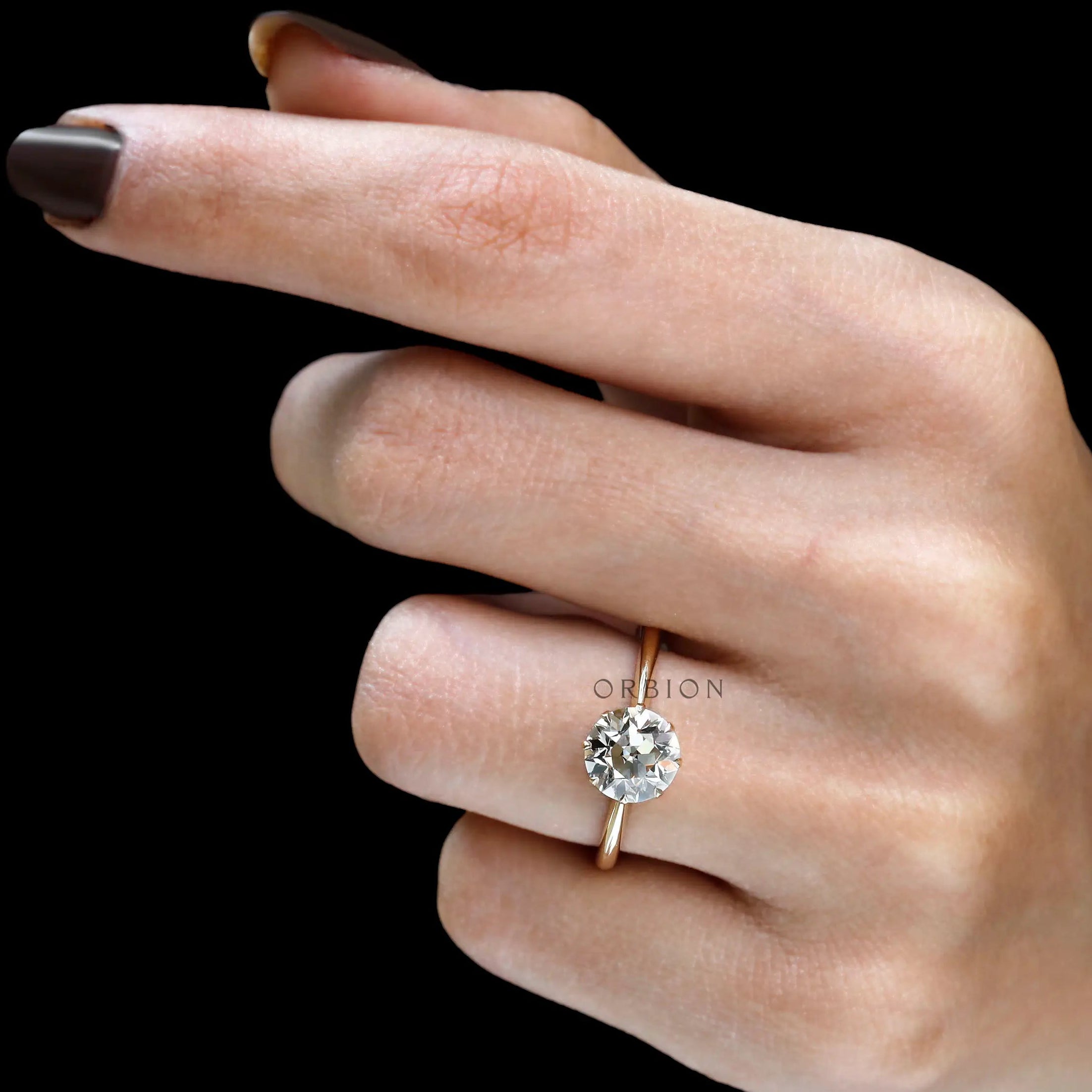 Timeless round diamond solitaire in yellow gold