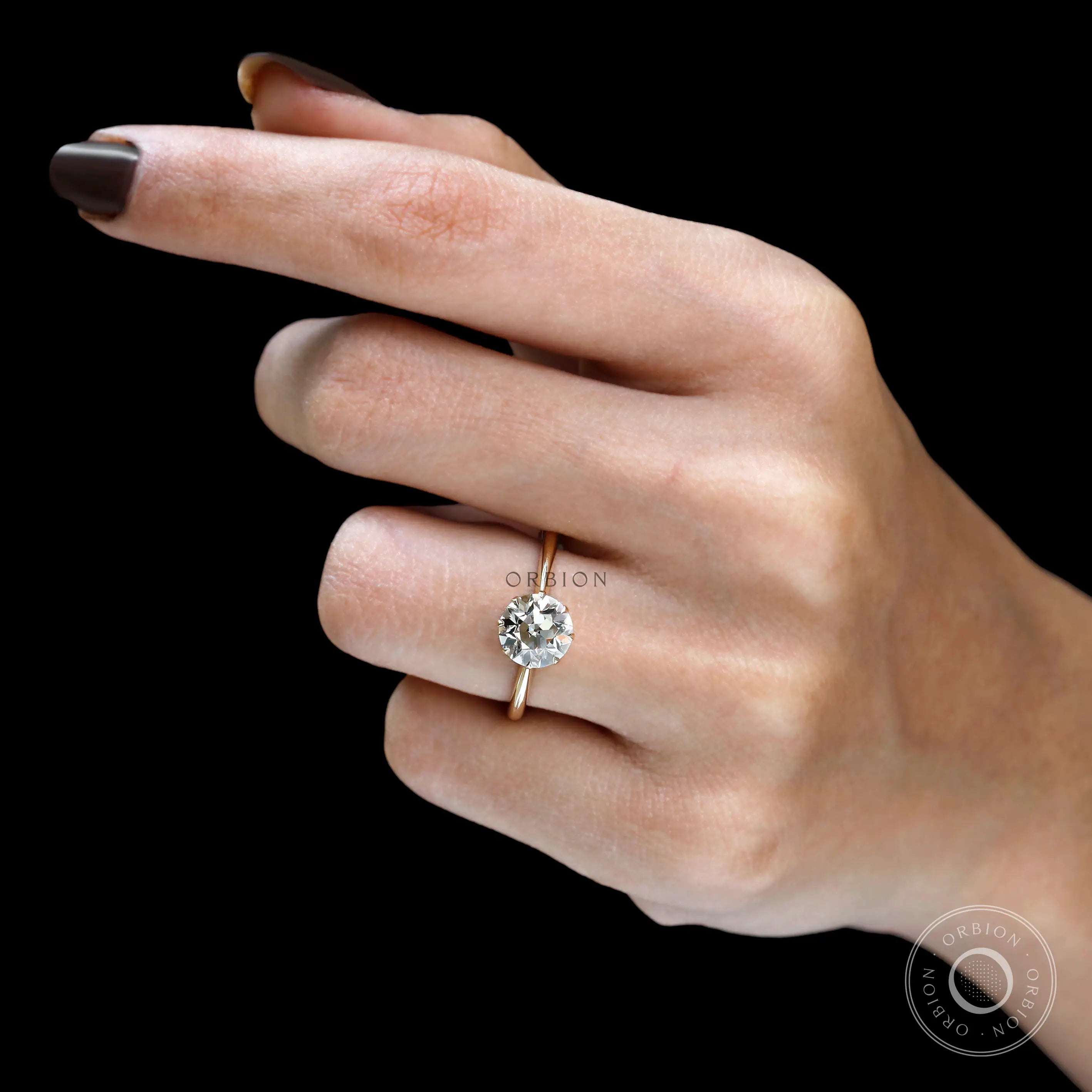 Timeless round diamond solitaire in yellow gold