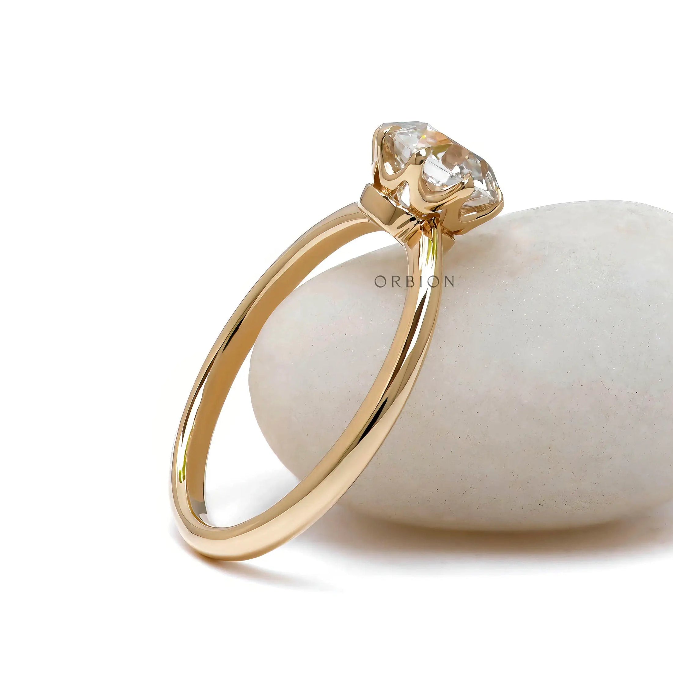 Glossy 18k yellow gold vintage solitaire ring