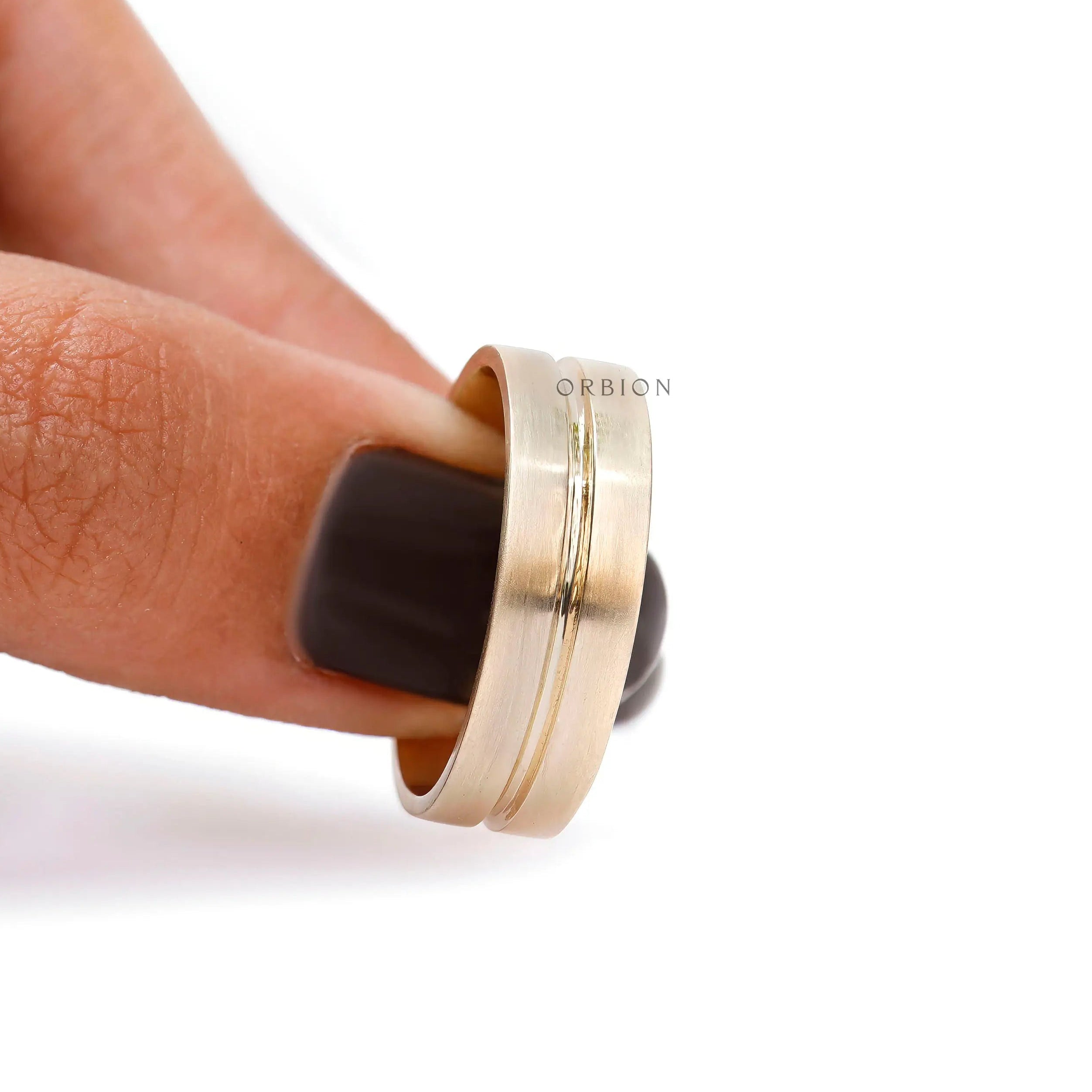Classic men’s 7mm gold band flat profile view