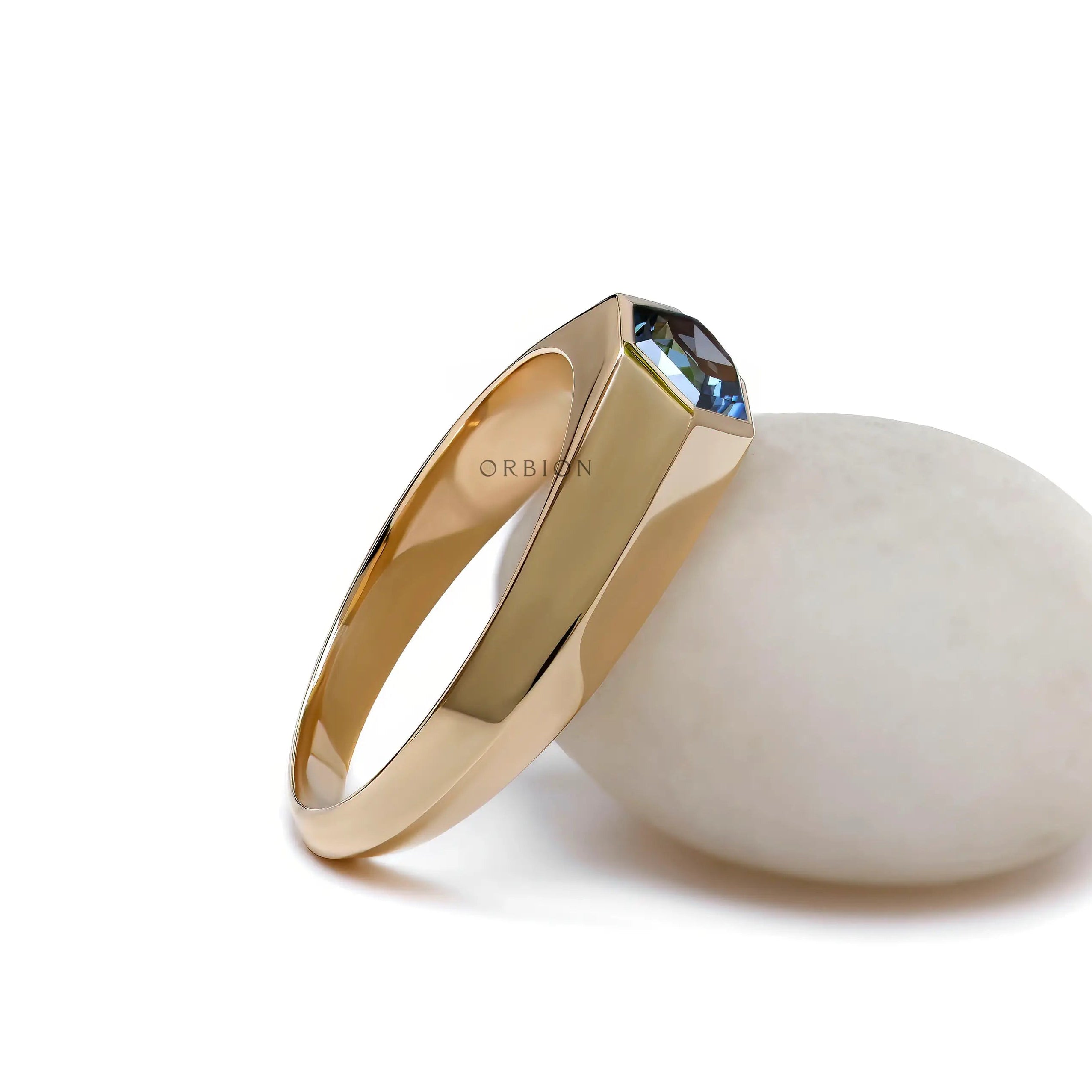Glossy 18K yellow gold signet ring with knife edge detail 