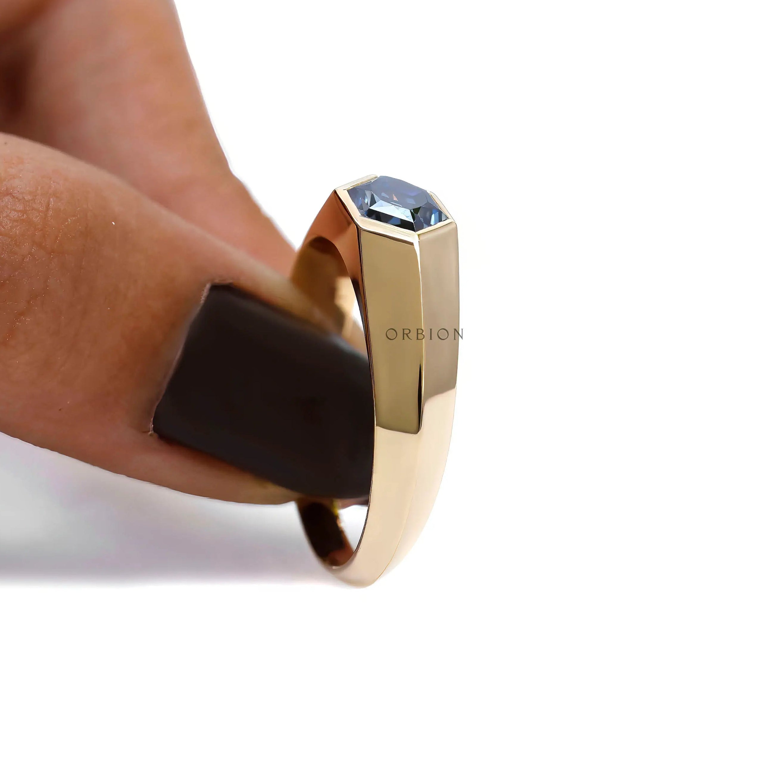 Tapered band men’s ring in 18K yellow gold with deep blue center stone  