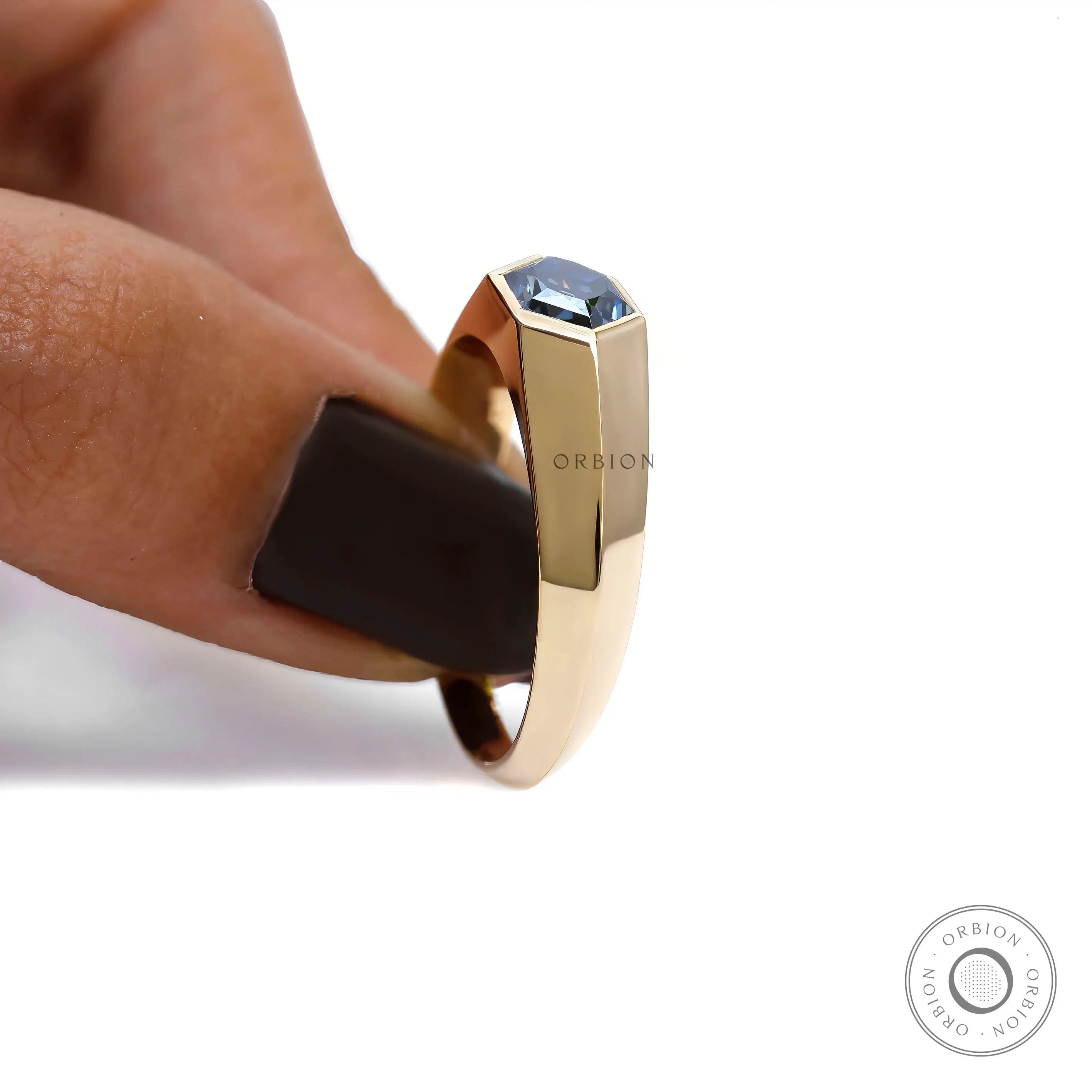 Tapered band men’s ring in 18K yellow gold with deep blue center stone  
