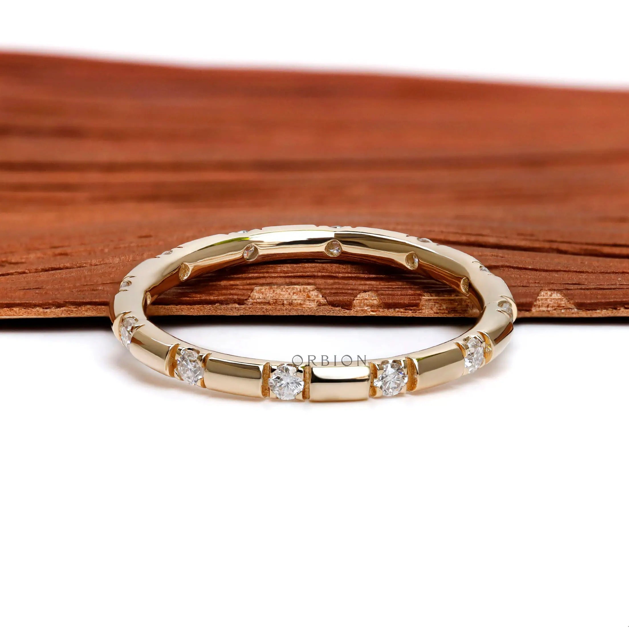 Minimalist full eternity ring in glossy yellow gold 