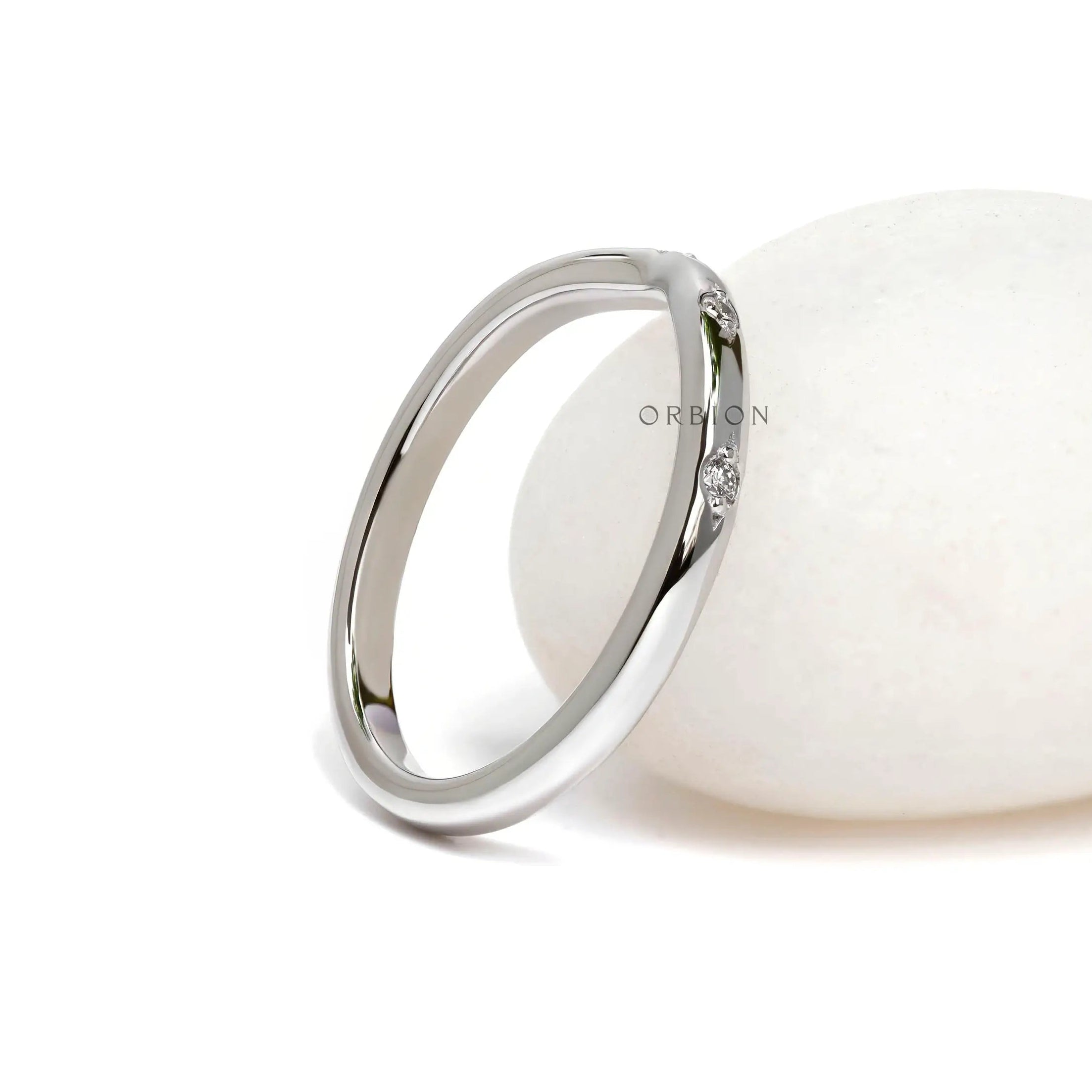 Brilliant cut round lab diamond curved band close up