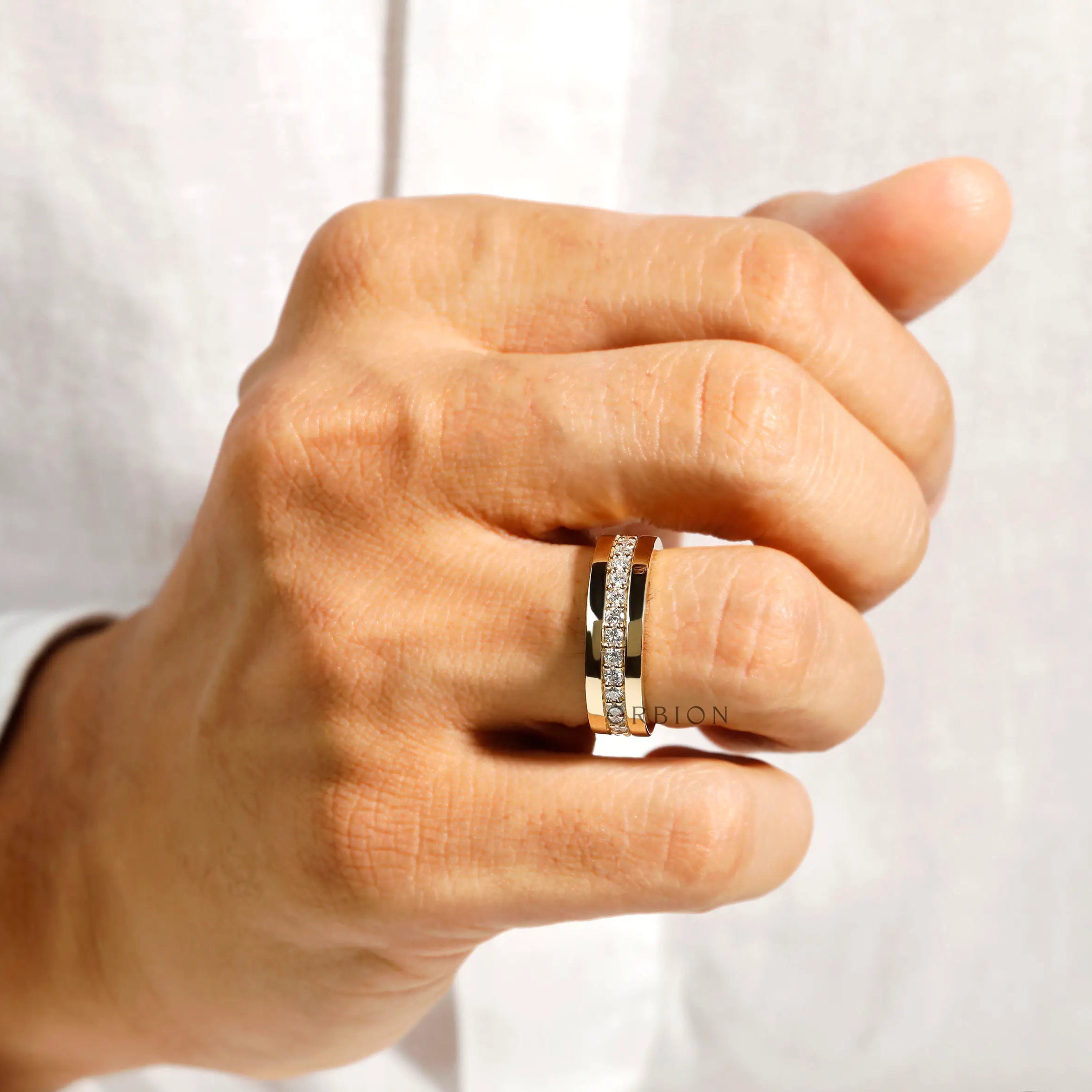 Luxury single row diamond mens ring detail