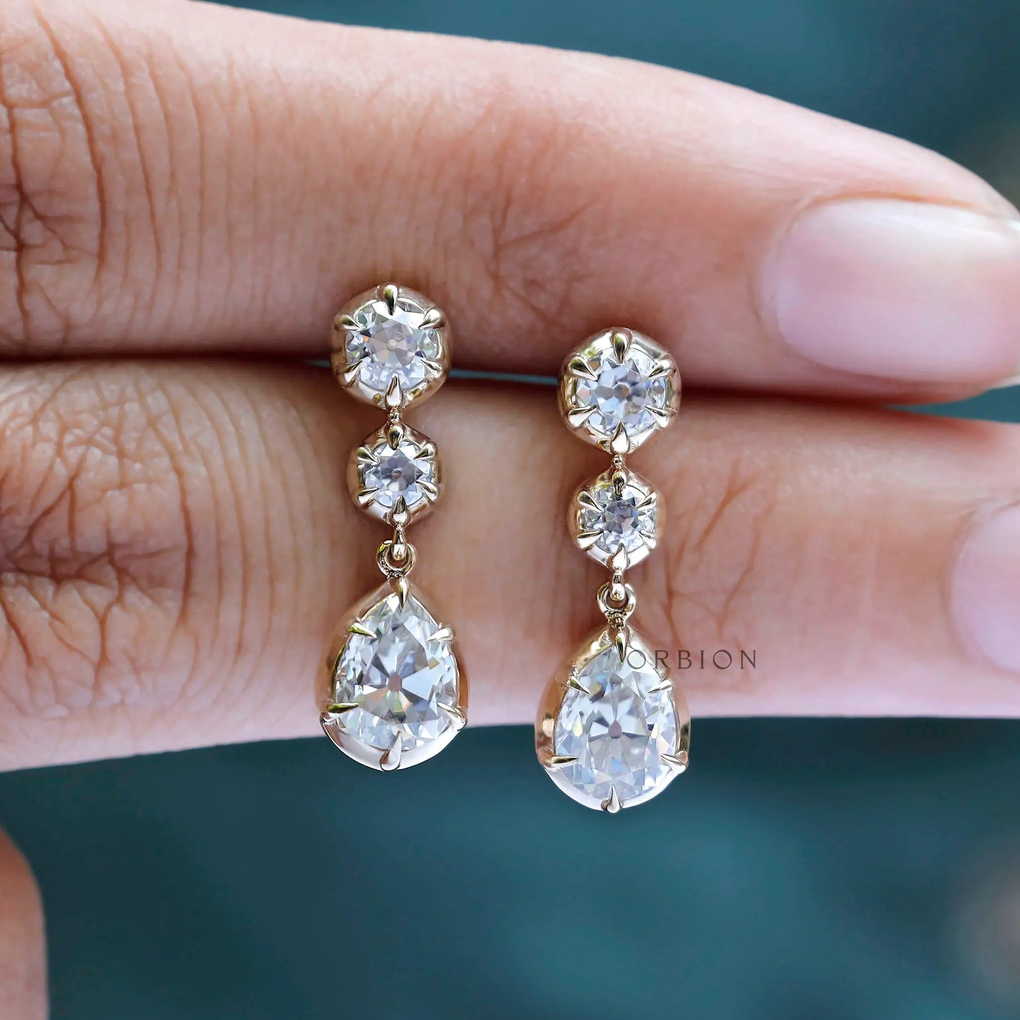Pear shaped drop earrings in yellow gold antique inspired design