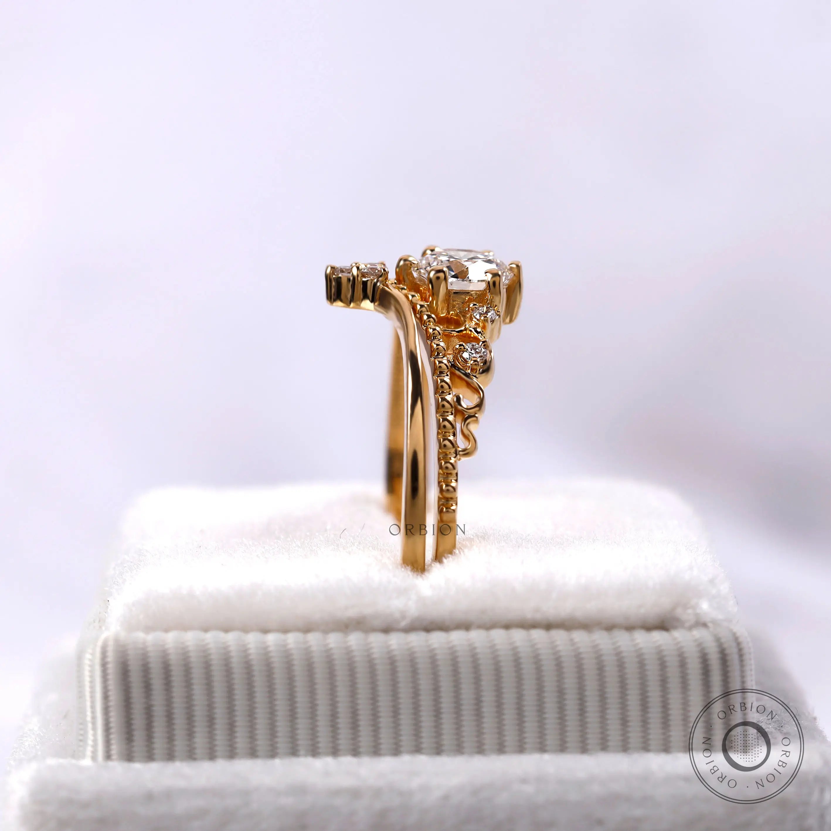 Openwork detail on yellow gold diamond ring band
