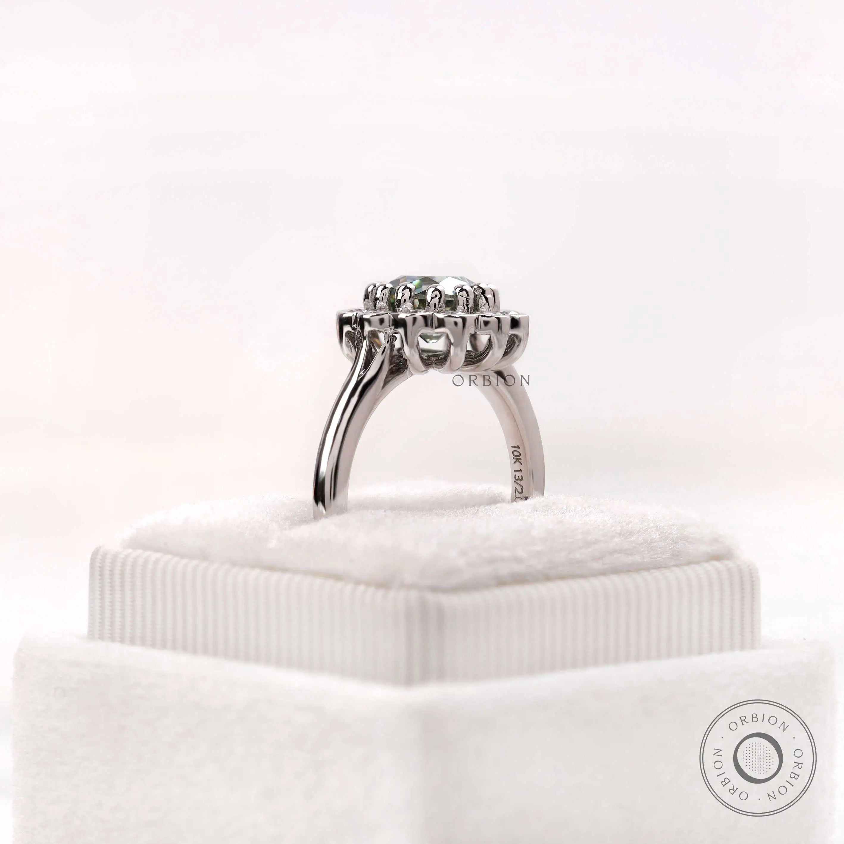 10K white gold tapered band cluster ring detail