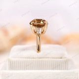 Elegant yellow gold band with three stone structure