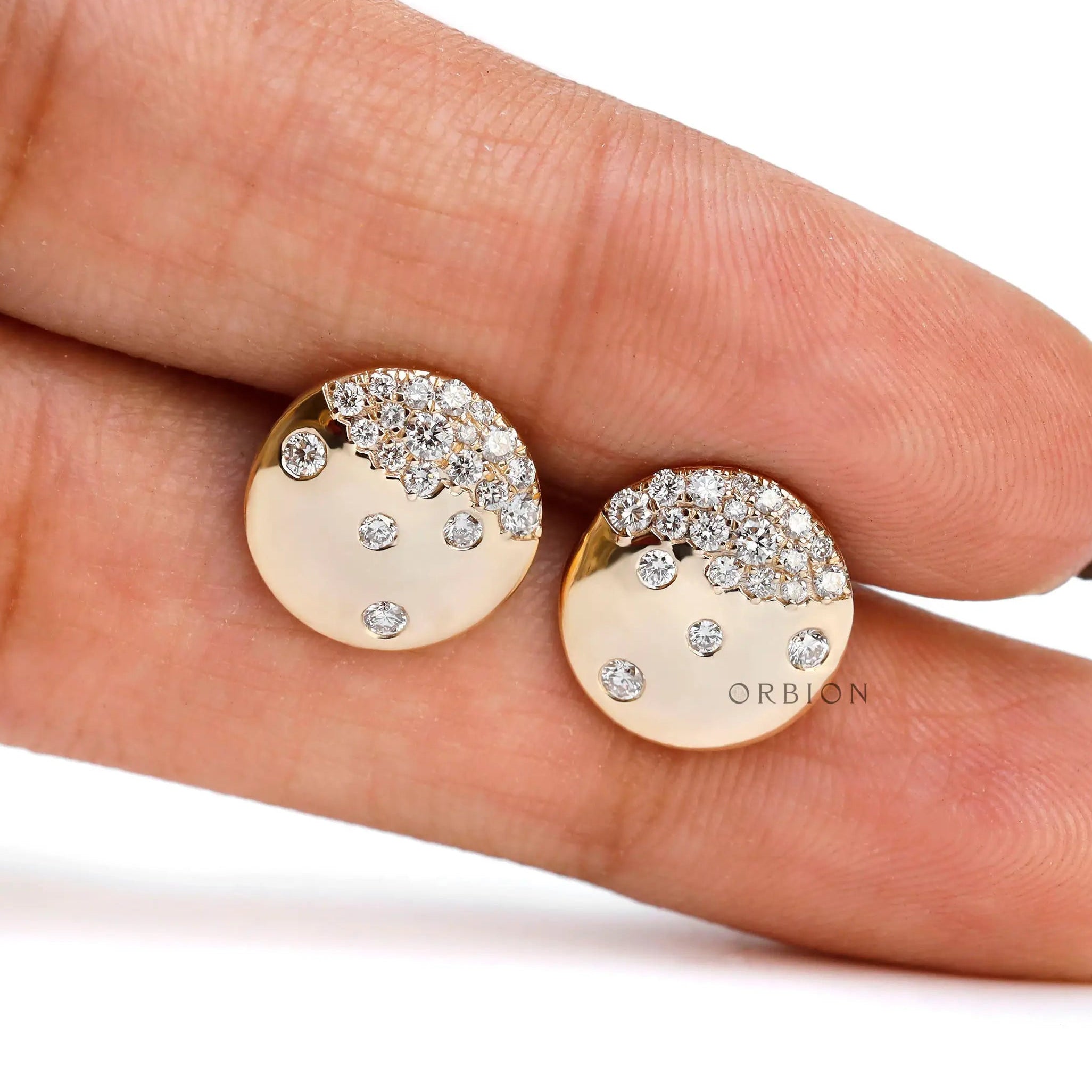 Polished yellow gold disc earrings with lab diamonds