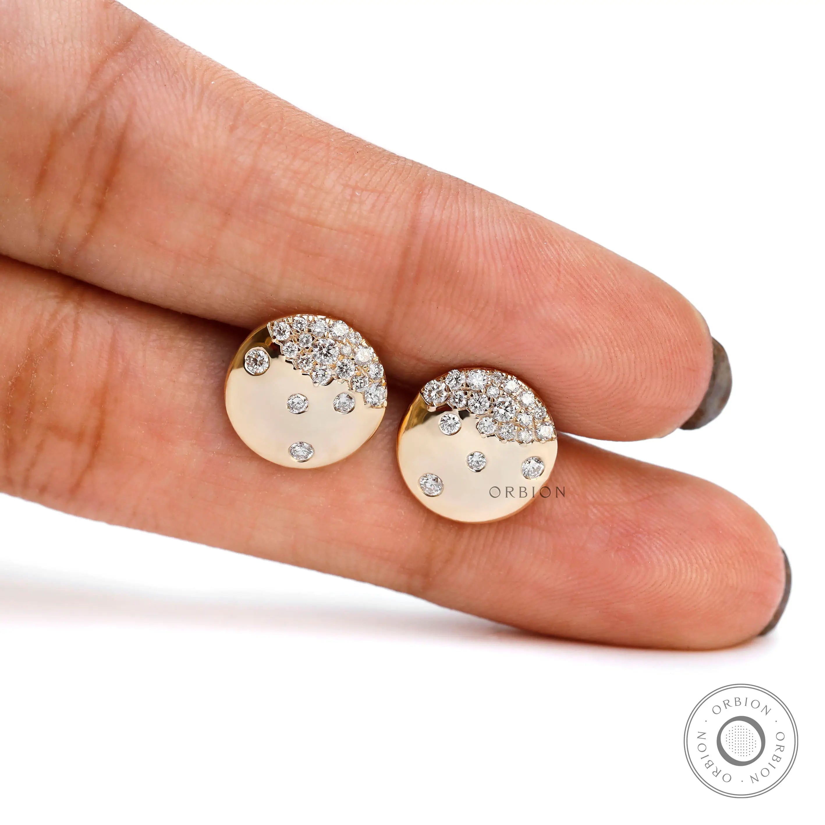 Polished yellow gold disc earrings with lab diamonds