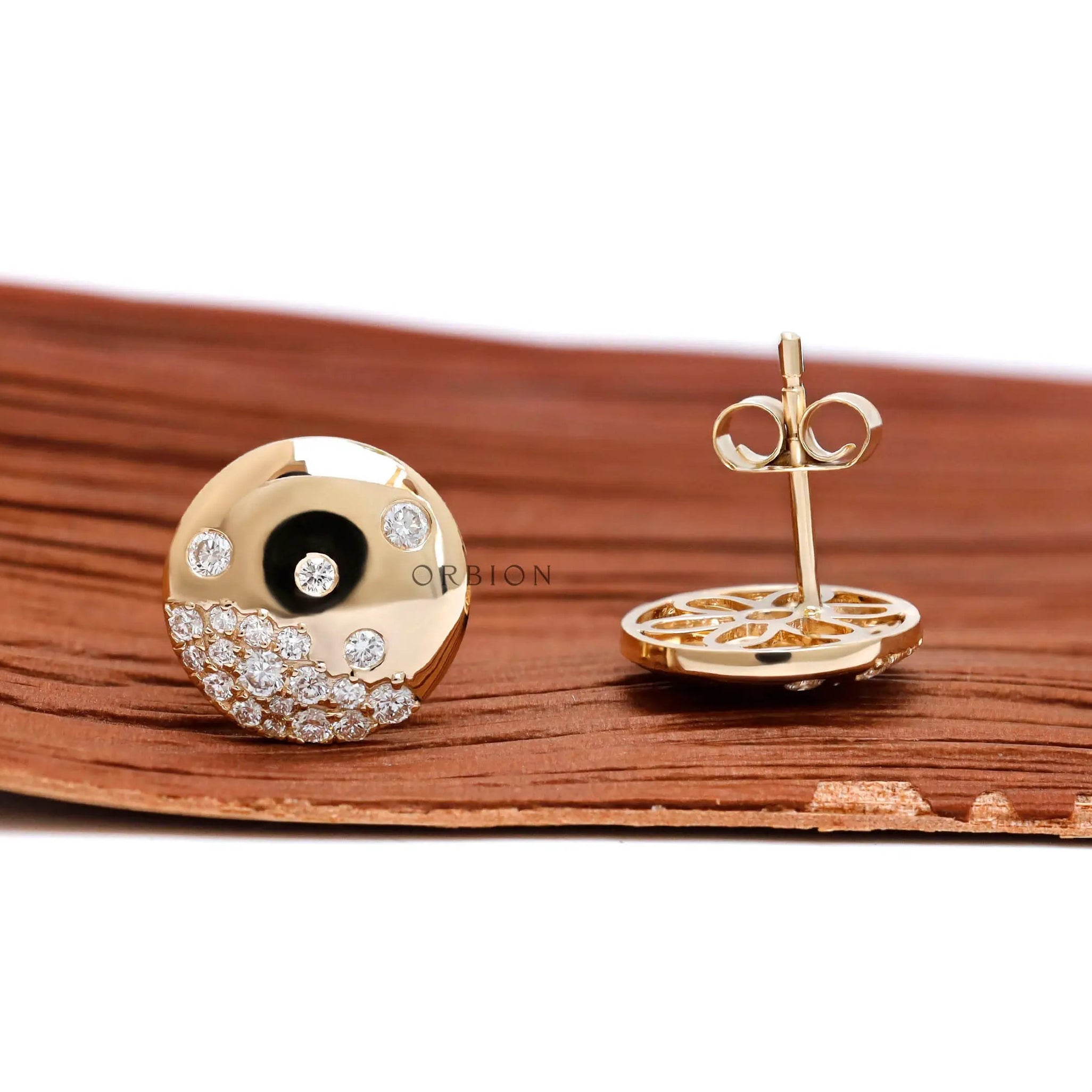 Close up of scattered lab diamonds flush set in gold disc