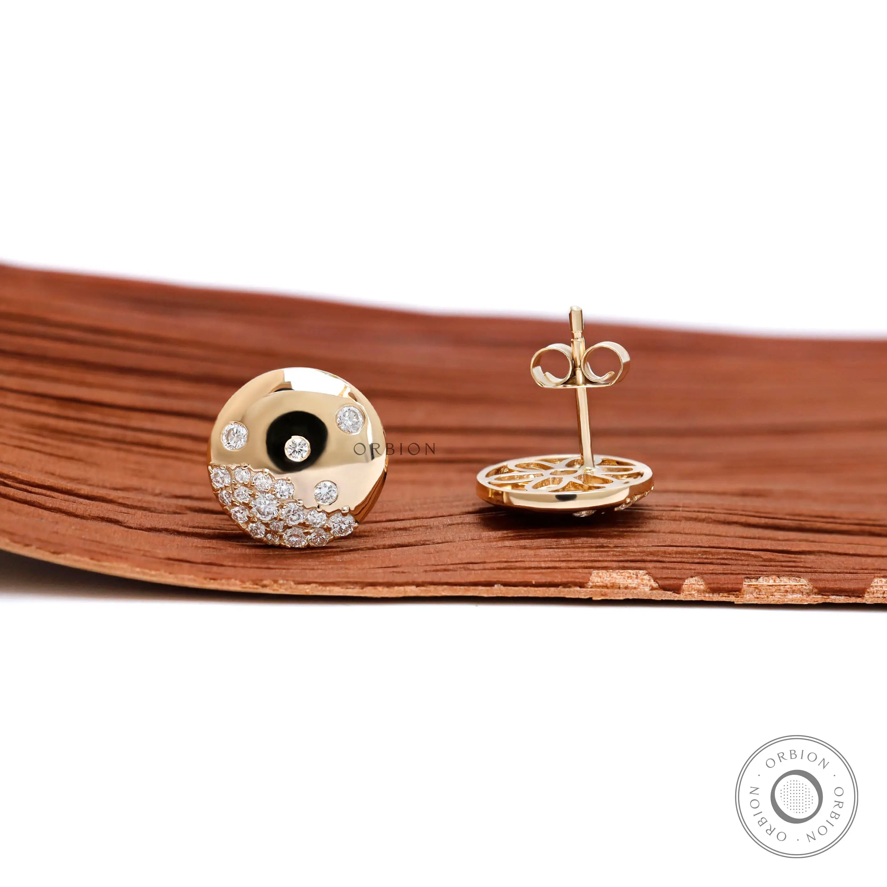 Close up of scattered lab diamonds flush set in gold disc