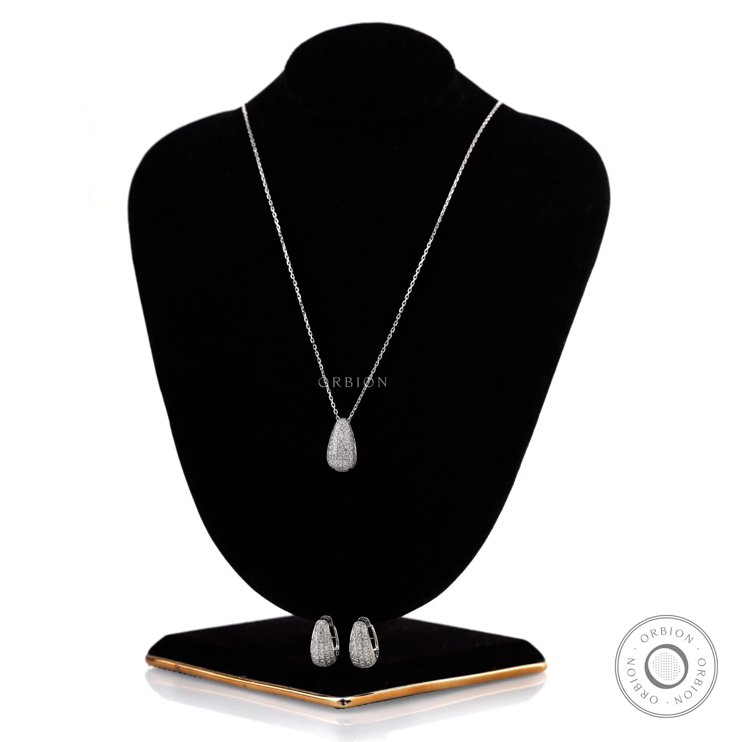 Elegant teardrop pendant necklace with fine chain