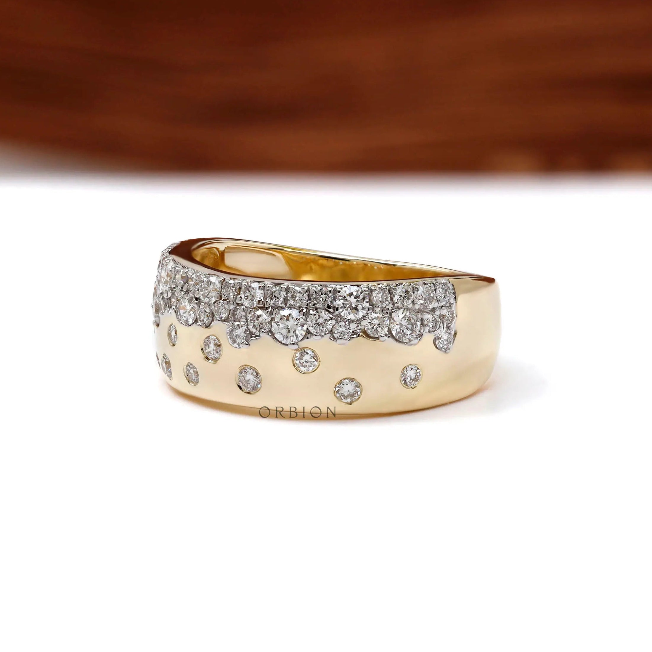 Angled view of gold confetti cigar band with scattered diamond pattern